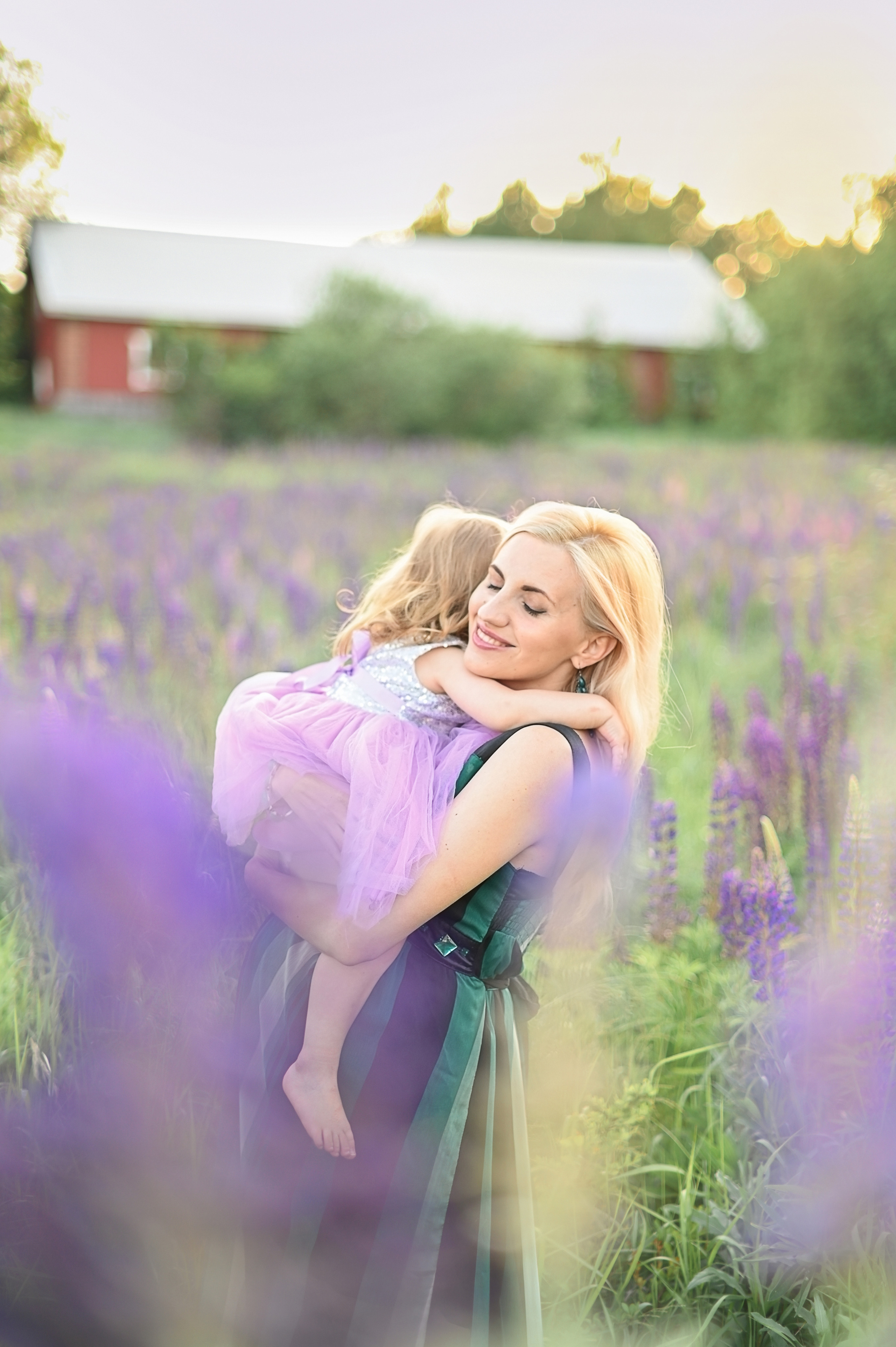 Юлия в люпинах. Детский и семейный фотограф в финляндии дина пулкка. контент фотограф