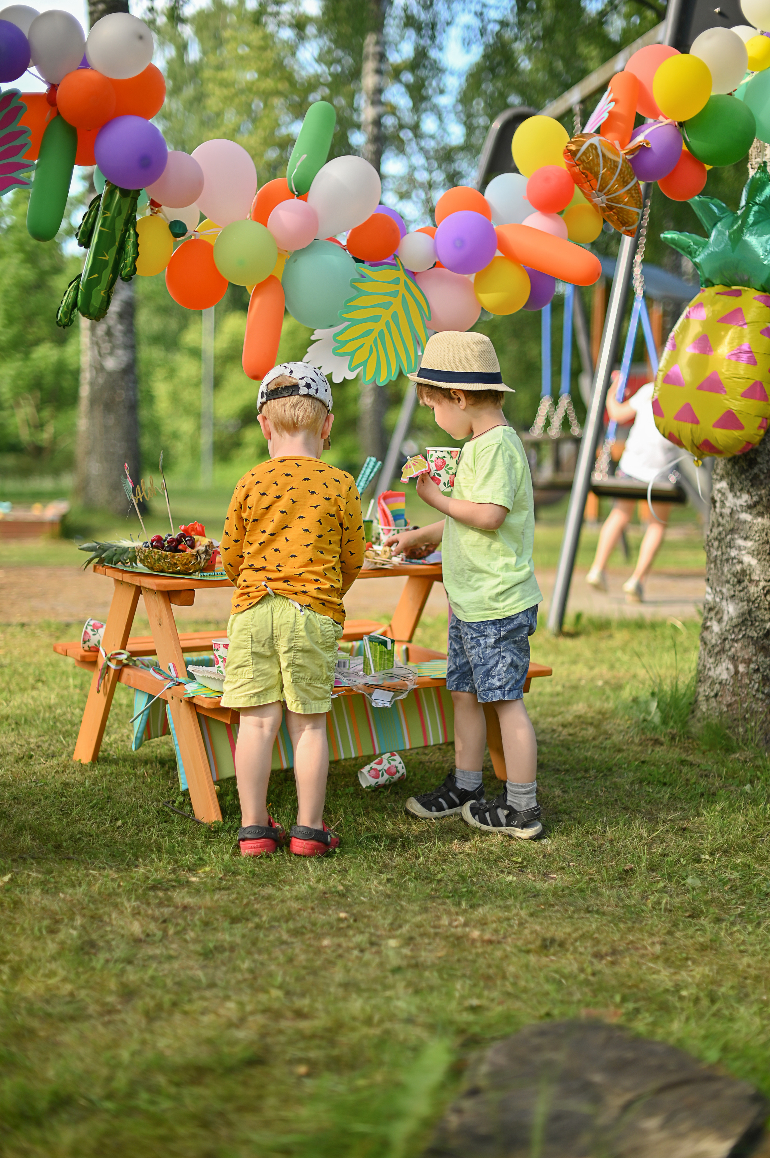 Адель 4 года. Гавайская вечеринка во дворе многоквартирного дома. Детский и семейный фотограф в финляндии дина пулкка. контент фотограф