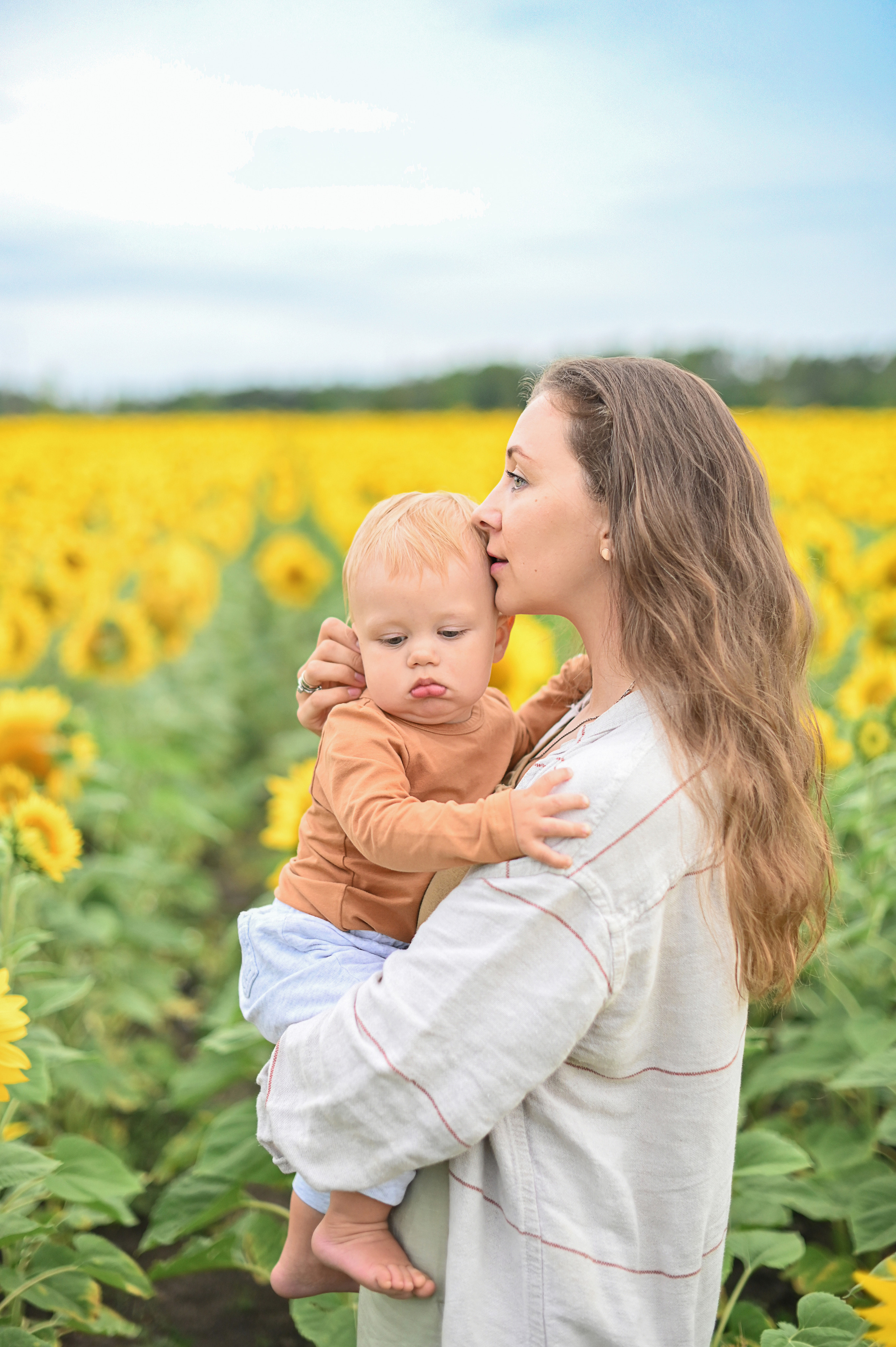 Дина с детьми в подсолнухах. Детский и семейный фотограф в финляндии дина пулкка. контент фотограф