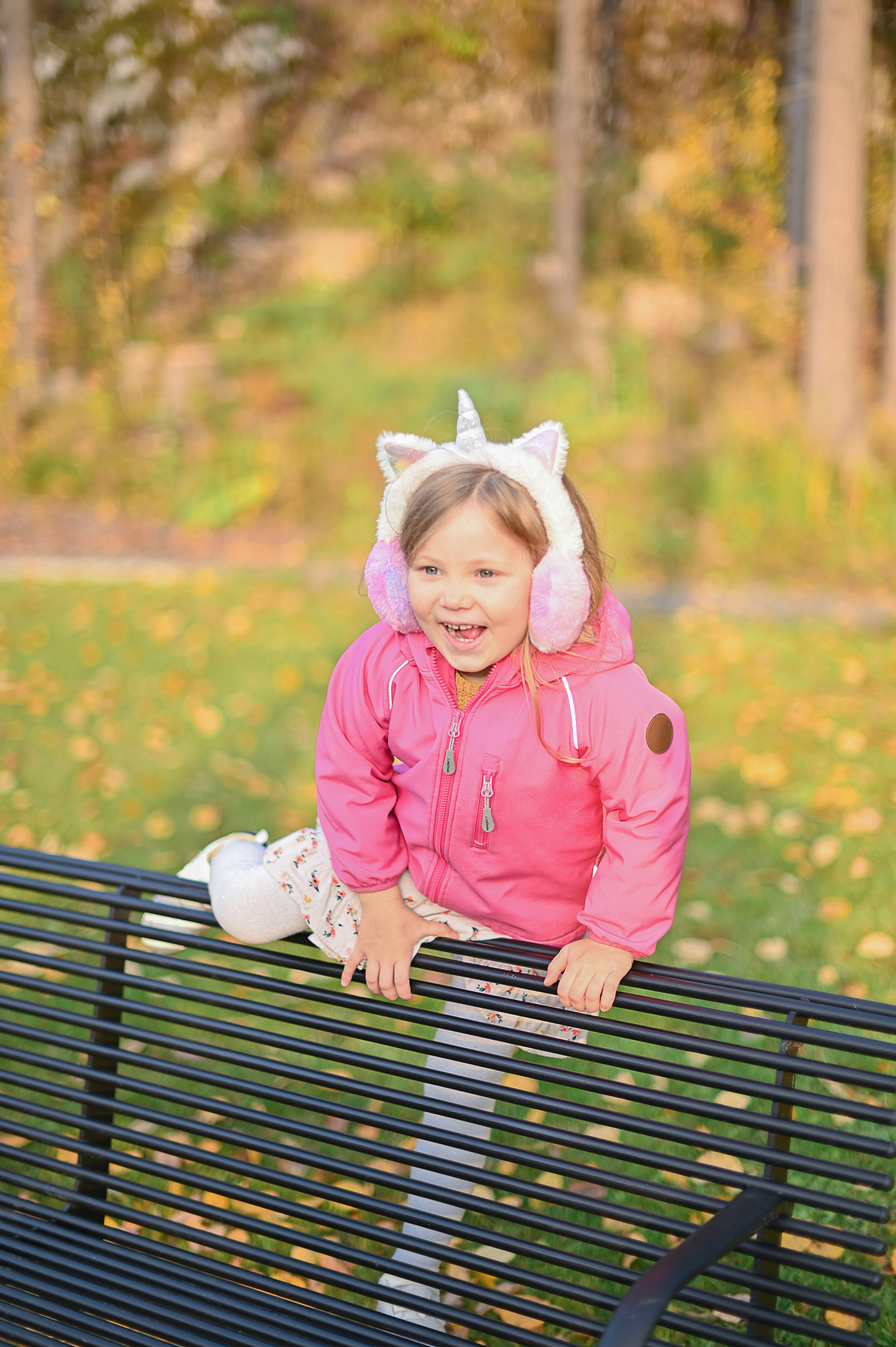 Мама и дочь в осеннем парке на прогулке. Детский и семейный фотограф в финляндии дина пулкка. контент фотограф