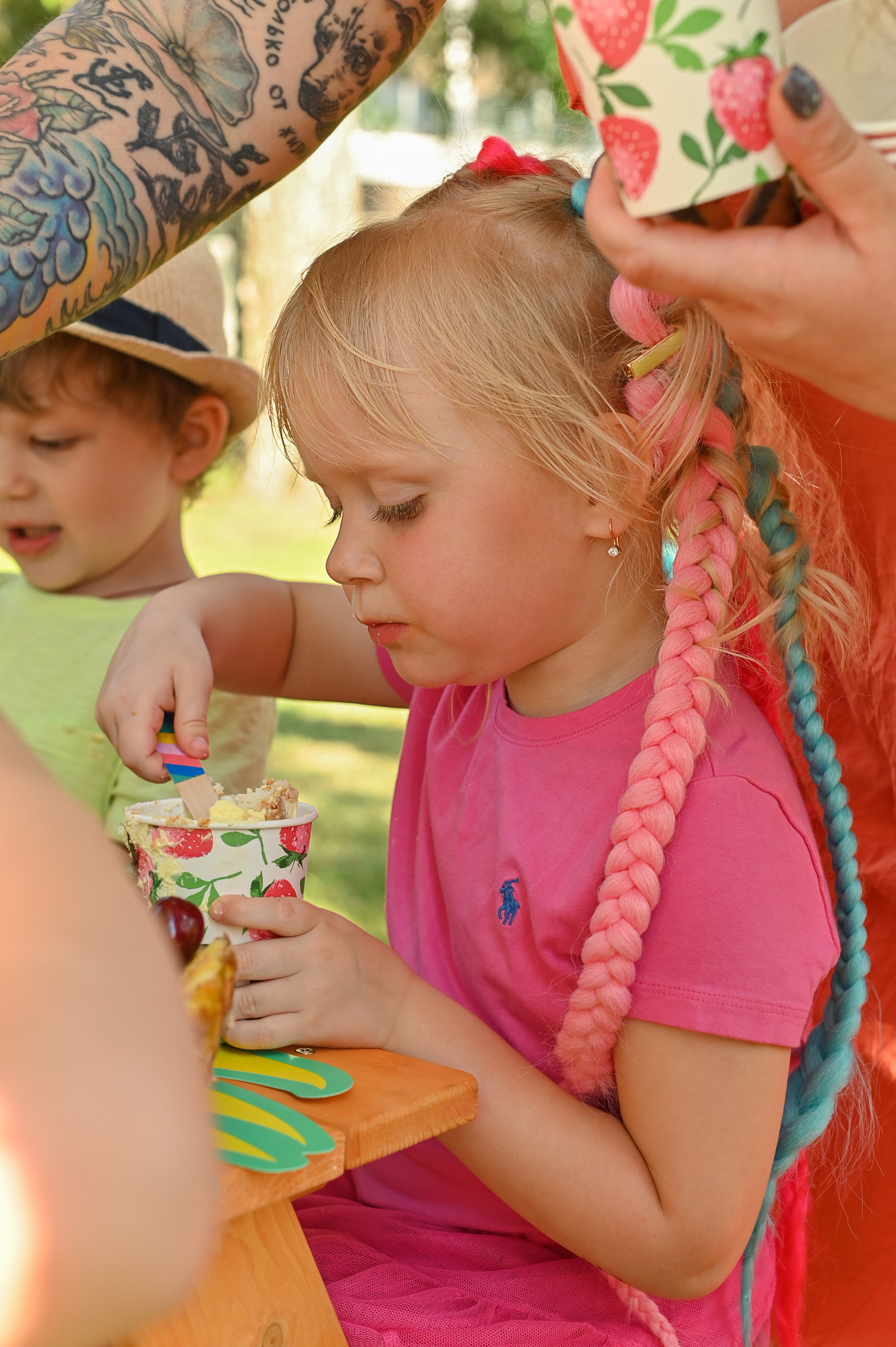Адель 4 года. Гавайская вечеринка во дворе многоквартирного дома. Детский и семейный фотограф в финляндии дина пулкка. контент фотограф