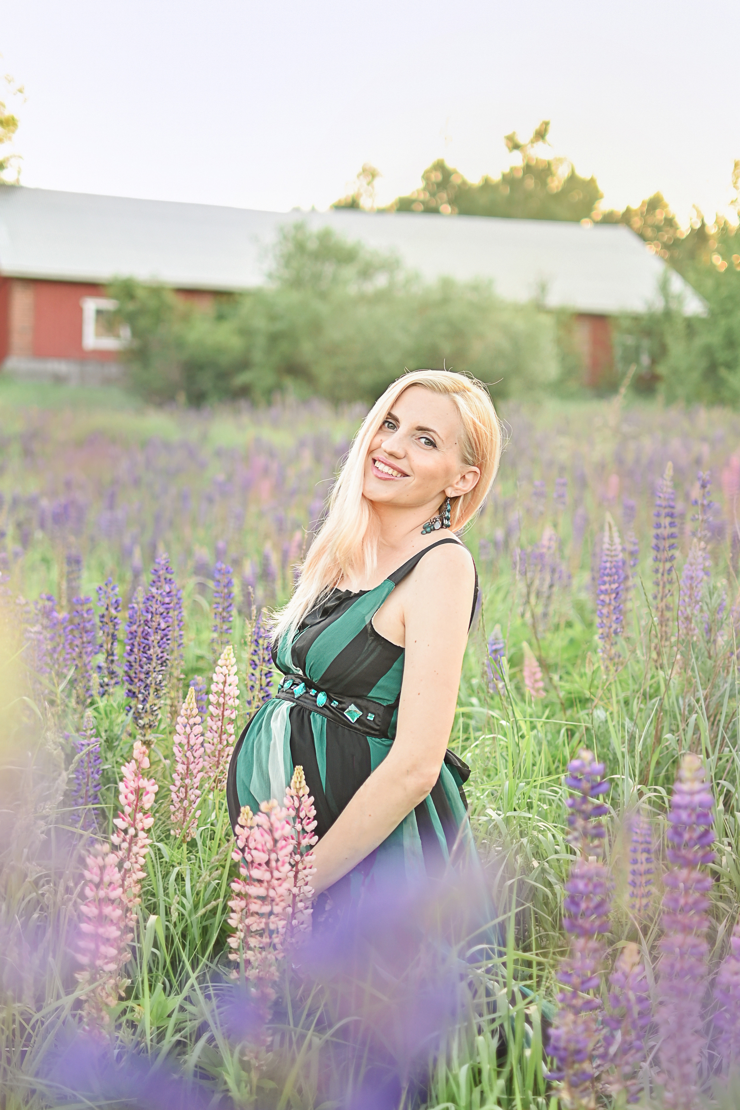 Юлия в люпинах. Детский и семейный фотограф в финляндии дина пулкка. контент фотограф