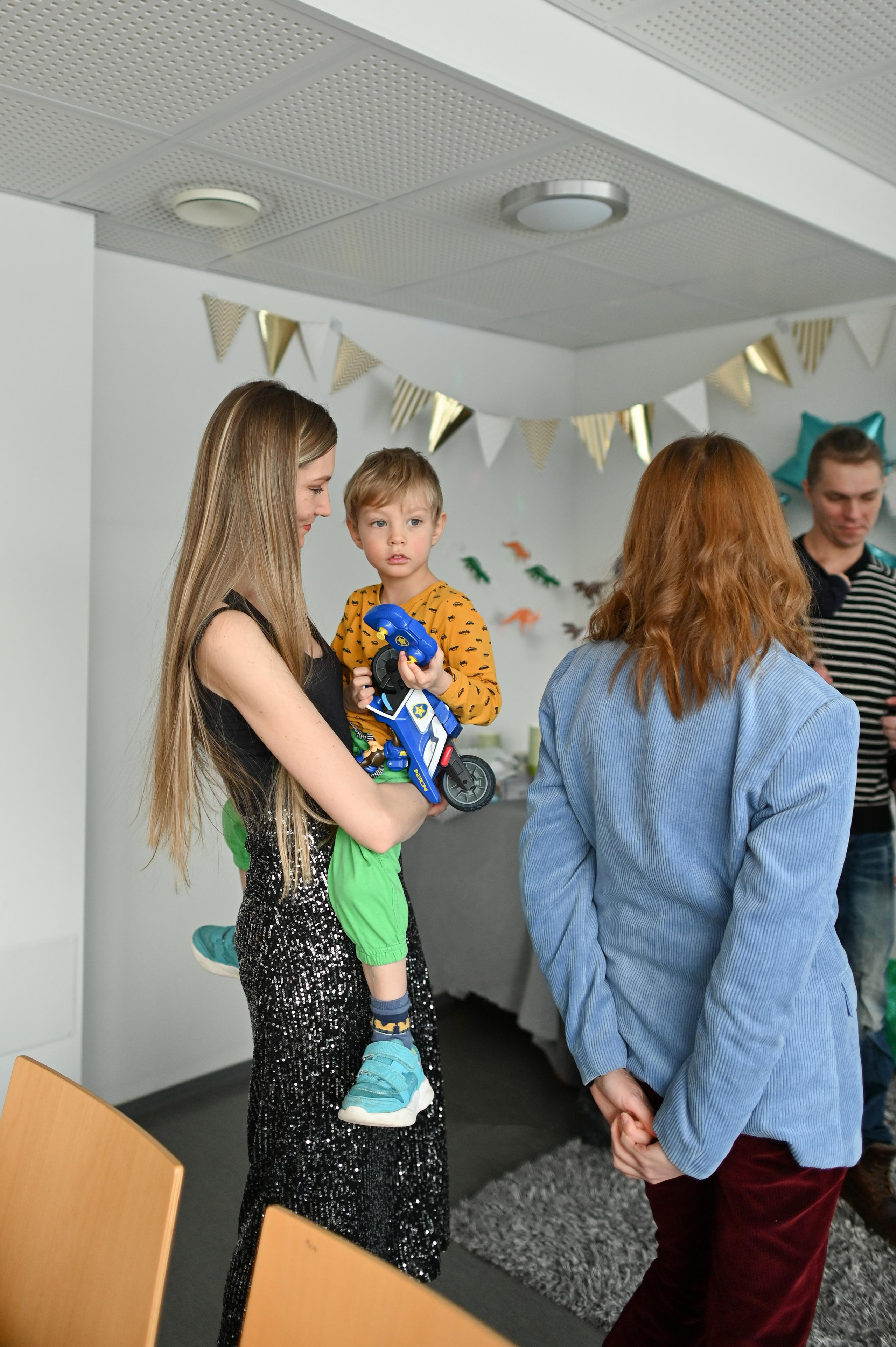 Лео 4 года. Праздник в kerhohuone. Детский и семейный фотограф в финляндии дина пулкка. контент фотограф