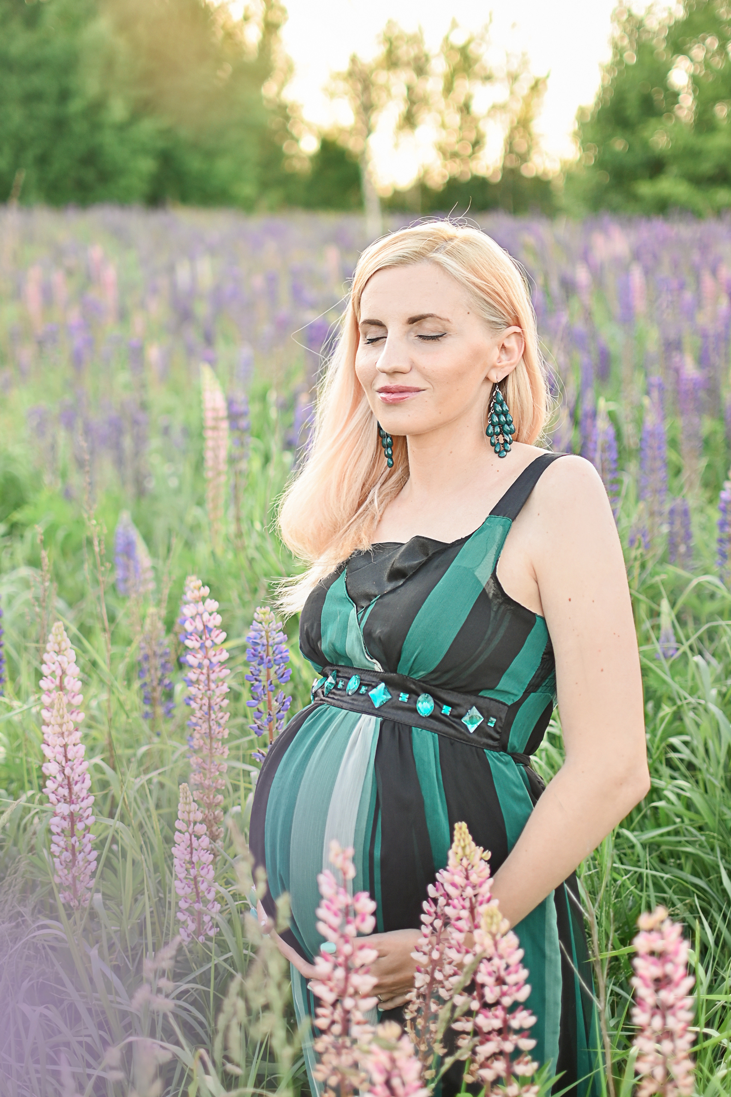 Юлия в люпинах. Детский и семейный фотограф в финляндии дина пулкка. контент фотограф