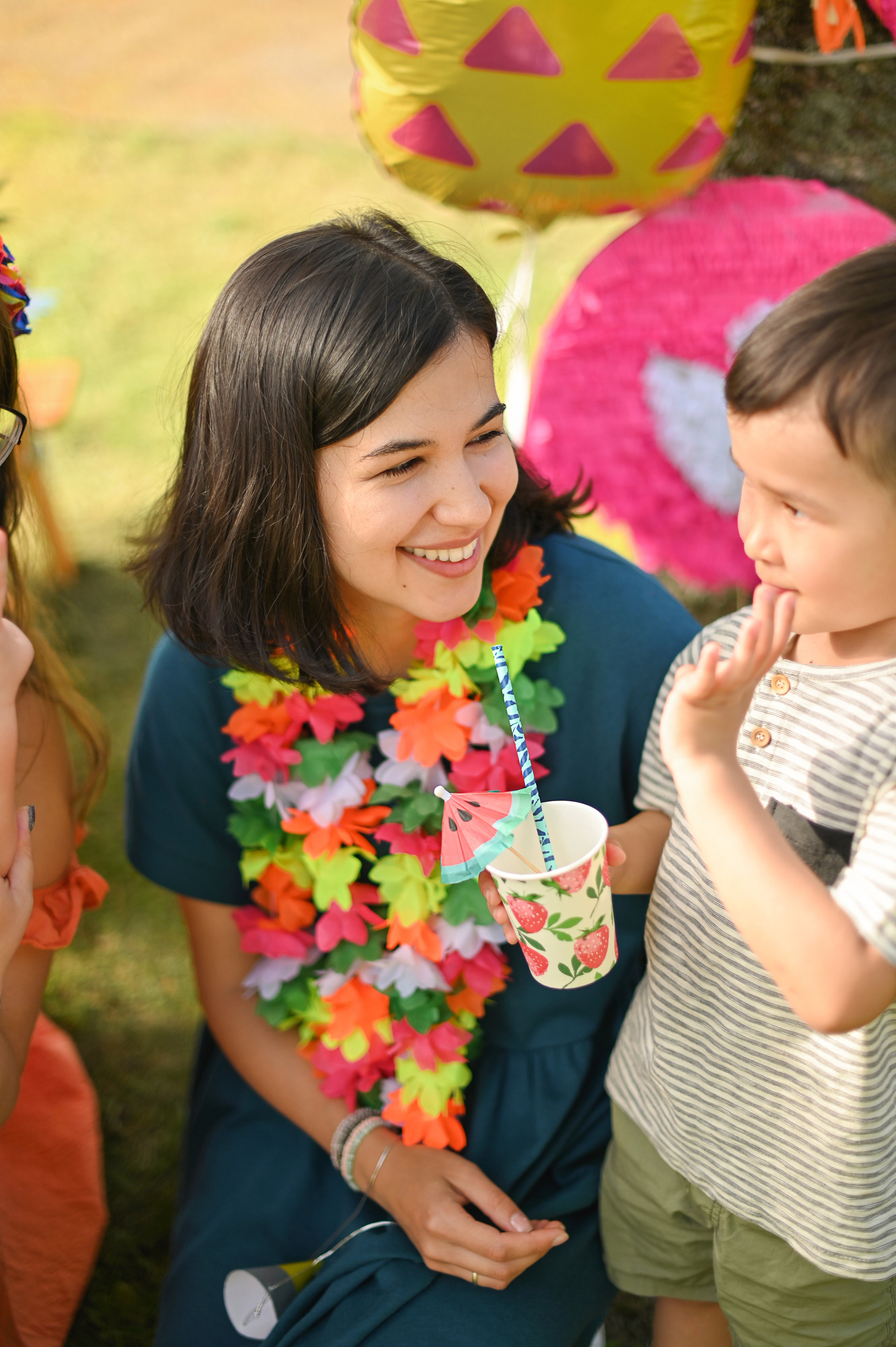 Адель 4 года. Гавайская вечеринка во дворе многоквартирного дома. Детский и семейный фотограф в финляндии дина пулкка. контент фотограф