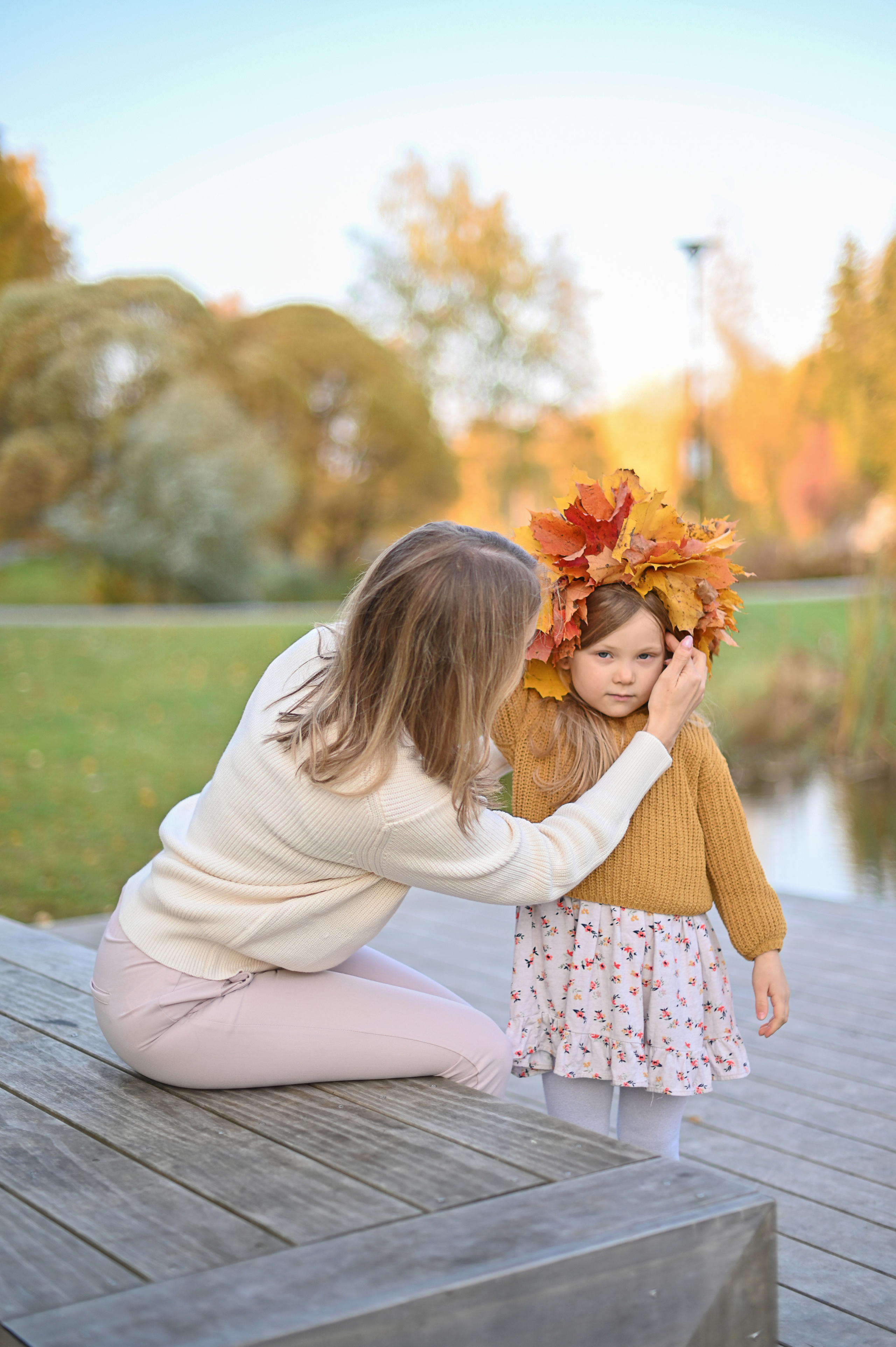 Мама и дочь в осеннем парке на прогулке. Детский и семейный фотограф в финляндии дина пулкка. контент фотограф
