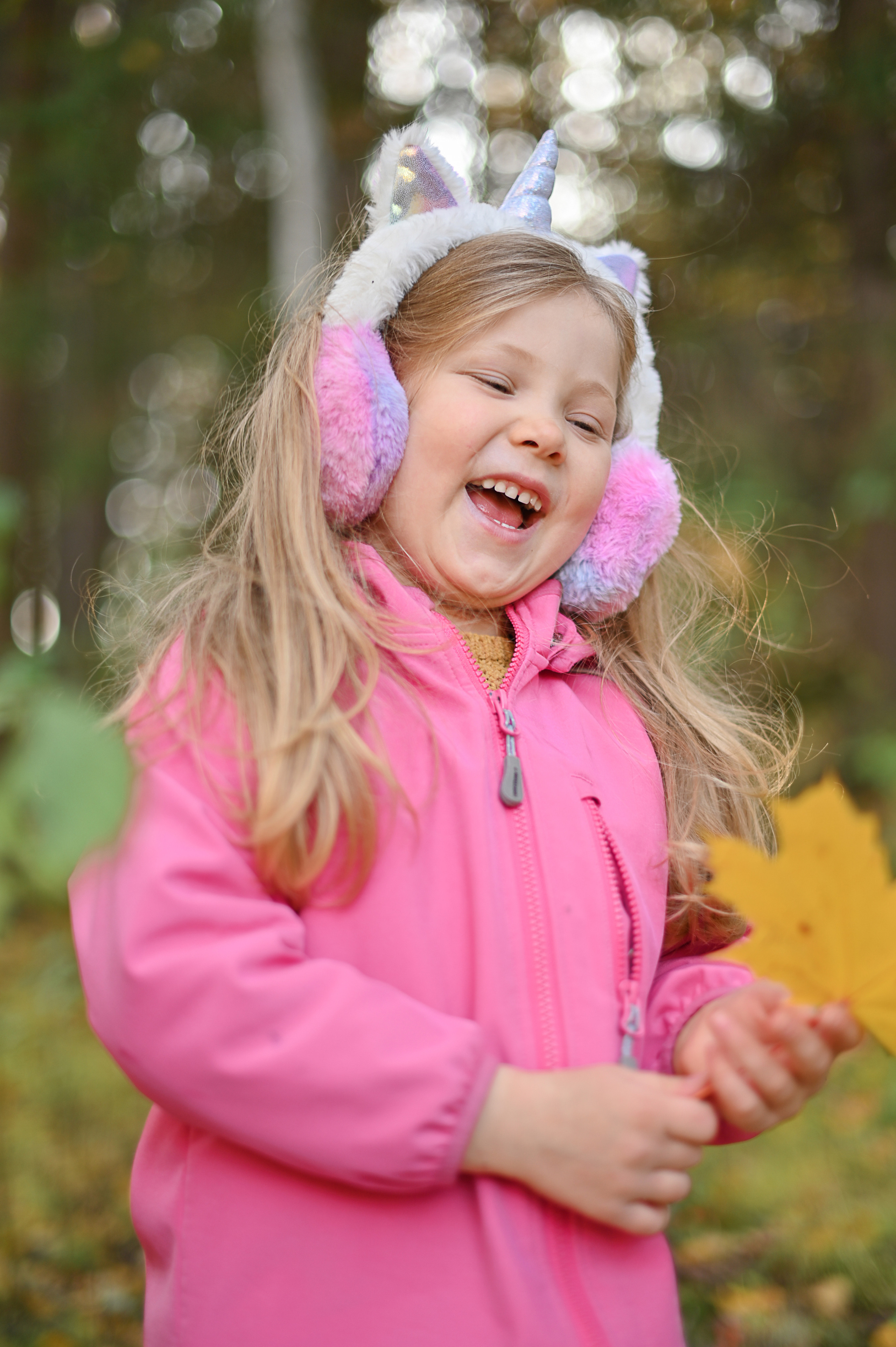 Мама и дочь в осеннем парке на прогулке. Детский и семейный фотограф в финляндии дина пулкка. контент фотограф