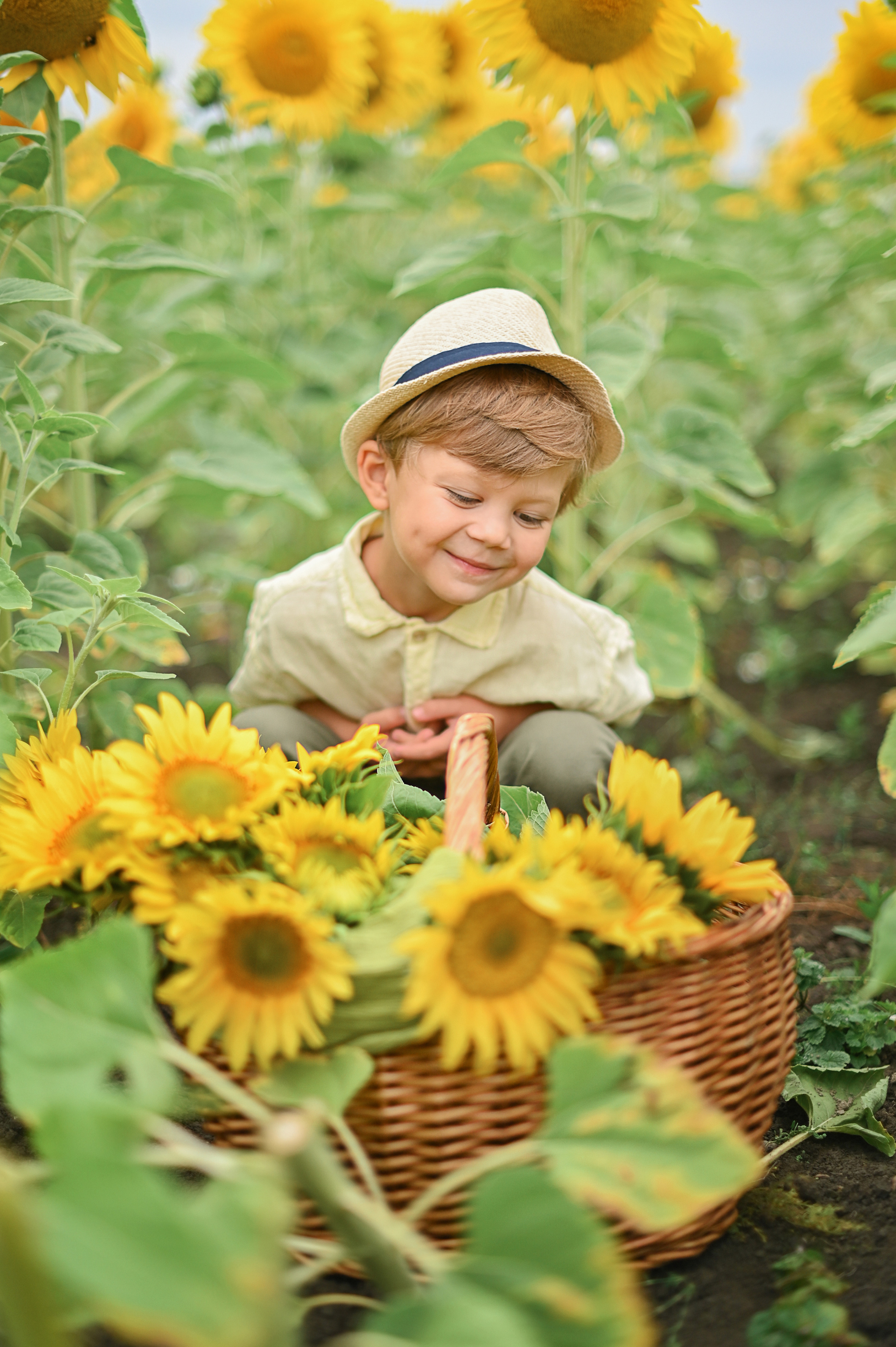 Дина с детьми в подсолнухах. Детский и семейный фотограф в финляндии дина пулкка. контент фотограф