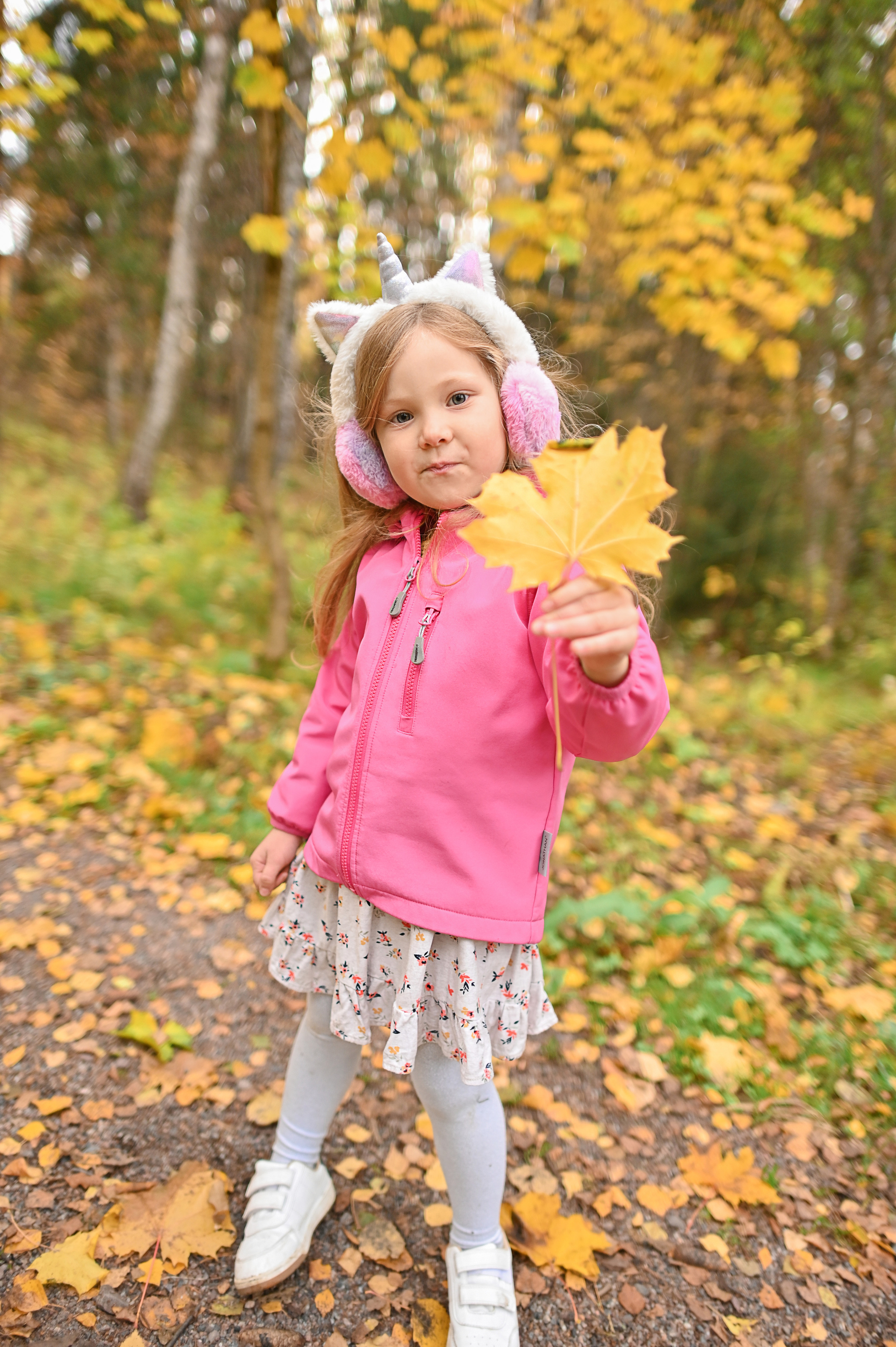 Мама и дочь в осеннем парке на прогулке. Детский и семейный фотограф в финляндии дина пулкка. контент фотограф