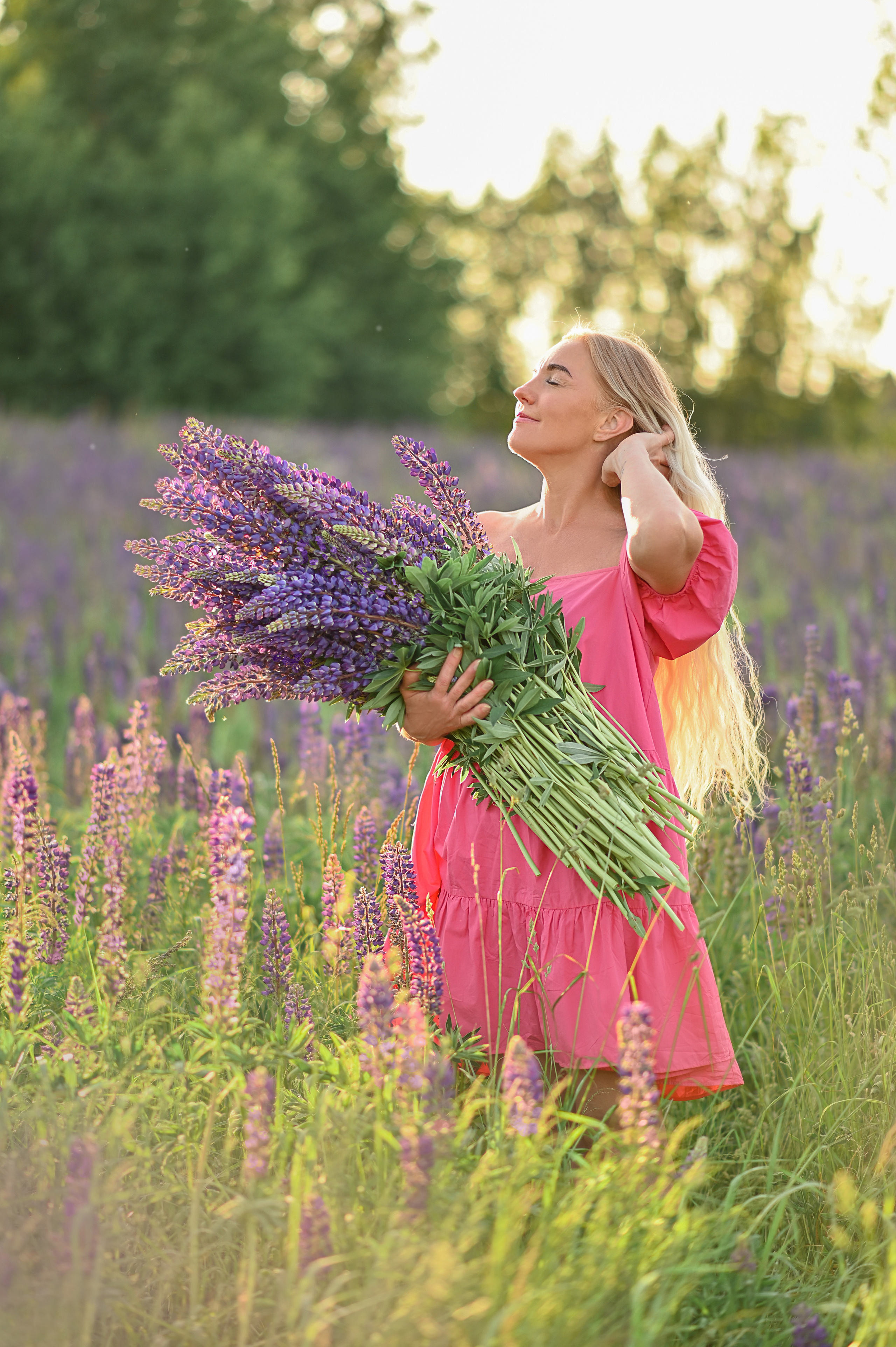 Марина с детьми в люпинах. Детский и семейный фотограф в финляндии дина пулкка. контент фотограф