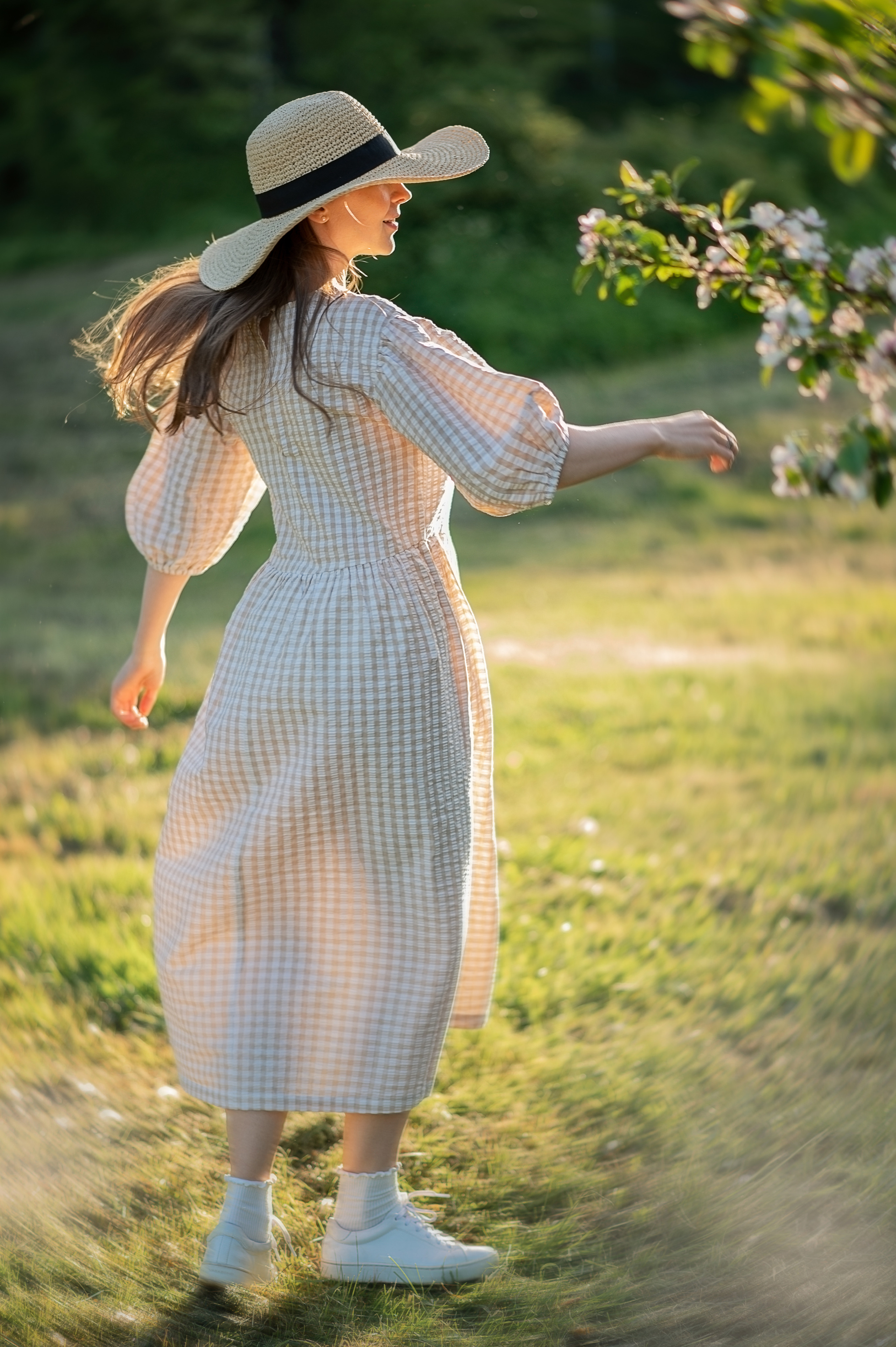 В яблонях. Детский и семейный фотограф в финляндии дина пулкка. контент фотограф