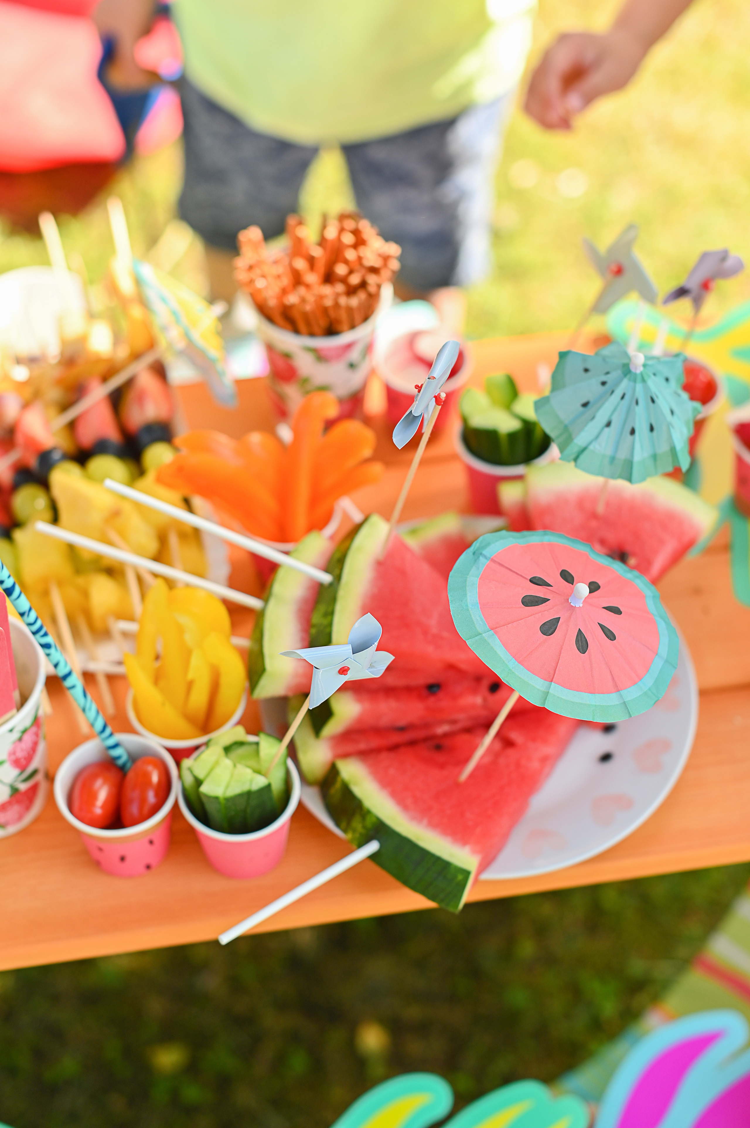 Адель 4 года. Гавайская вечеринка во дворе многоквартирного дома. Детский и семейный фотограф в финляндии дина пулкка. контент фотограф