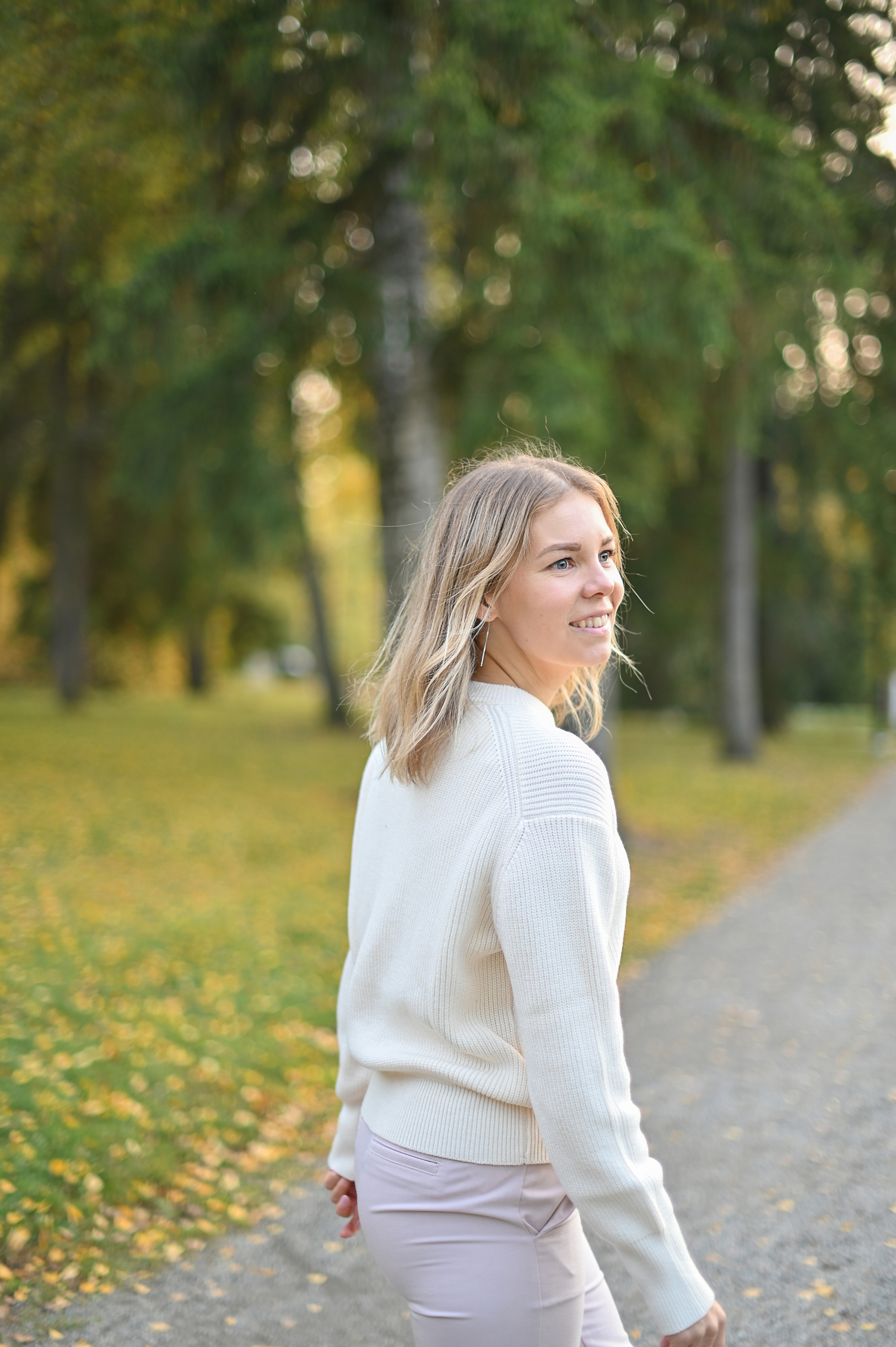 Мама и дочь в осеннем парке на прогулке. Детский и семейный фотограф в финляндии дина пулкка. контент фотограф