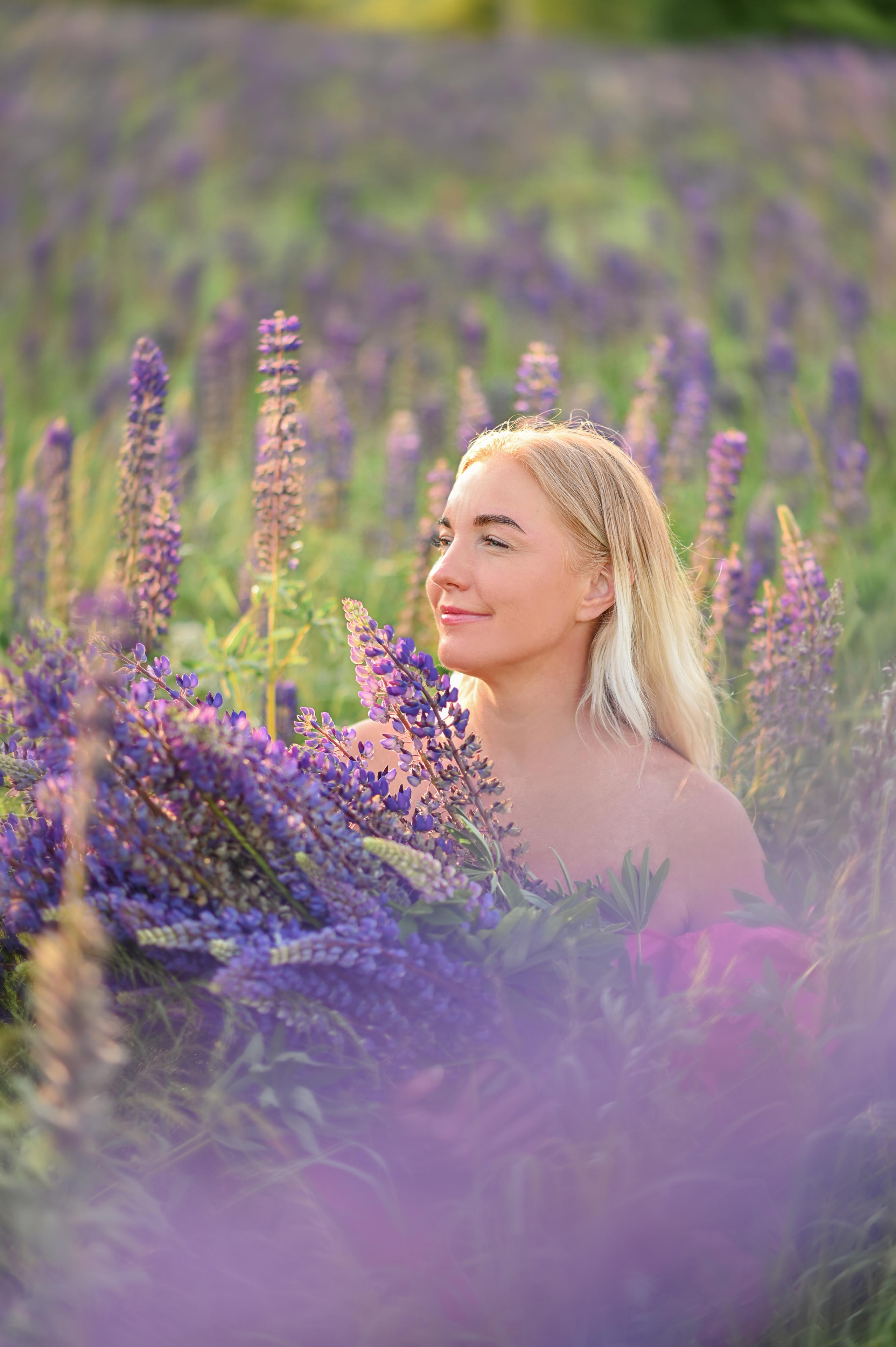 Марина с детьми в люпинах. Детский и семейный фотограф в финляндии дина пулкка. контент фотограф