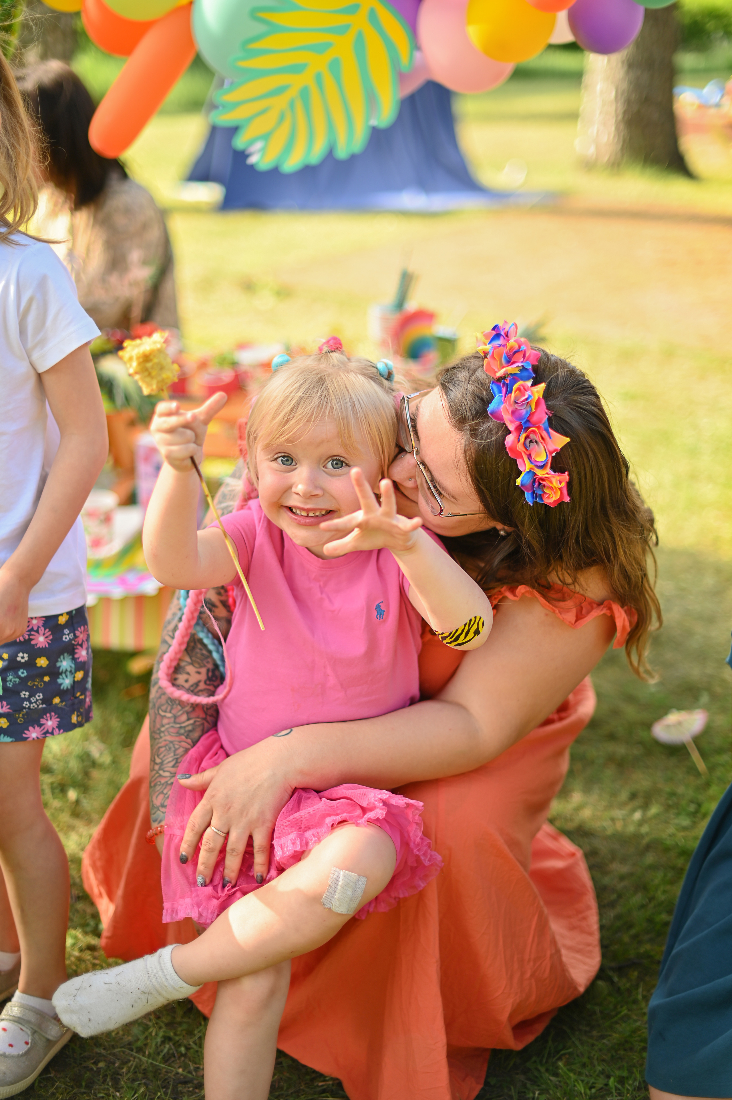 Адель 4 года. Гавайская вечеринка во дворе многоквартирного дома. Детский и семейный фотограф в финляндии дина пулкка. контент фотограф