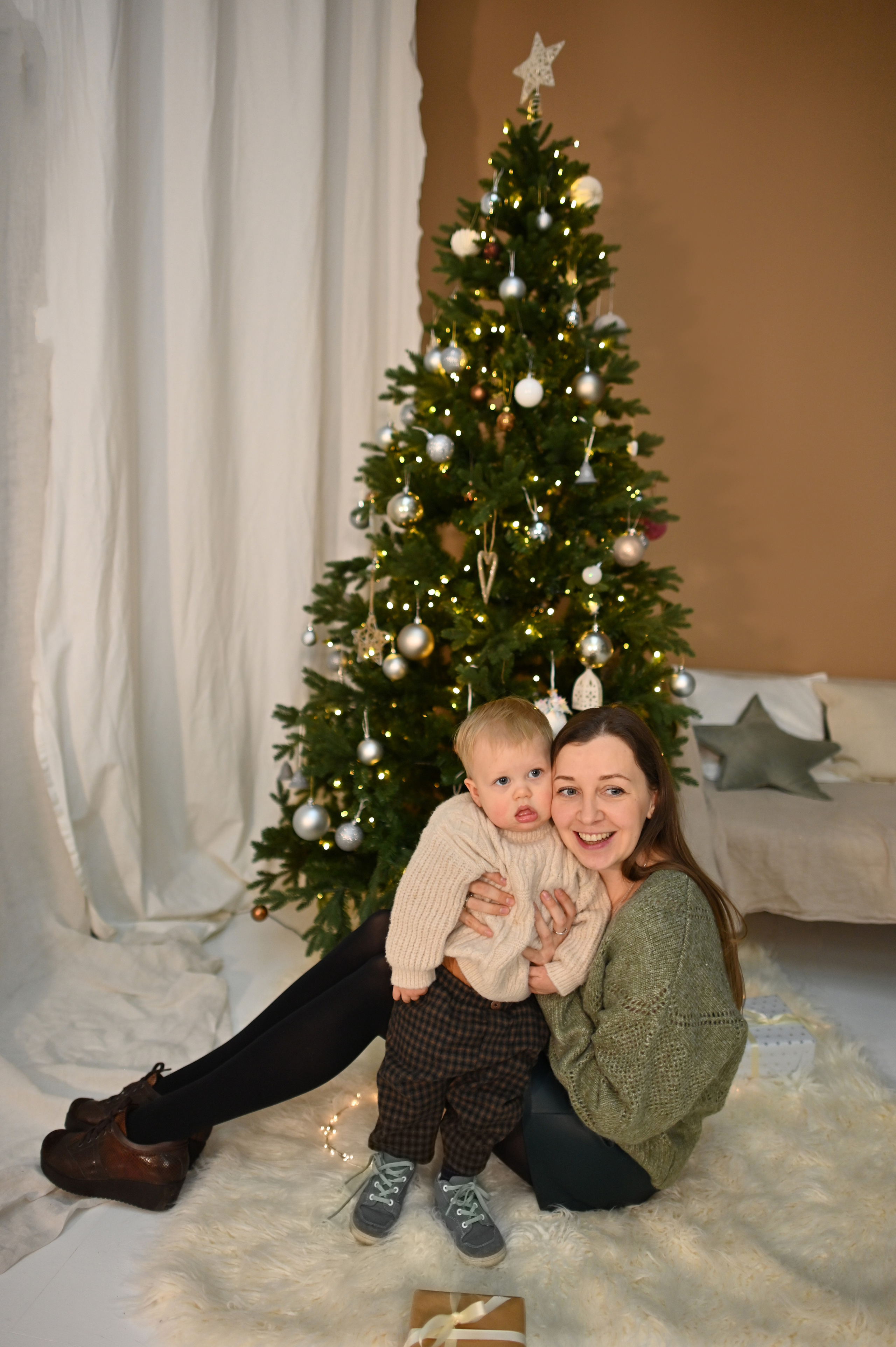 Дина с детьми в студии. Детский и семейный фотограф в финляндии дина пулкка. контент фотограф