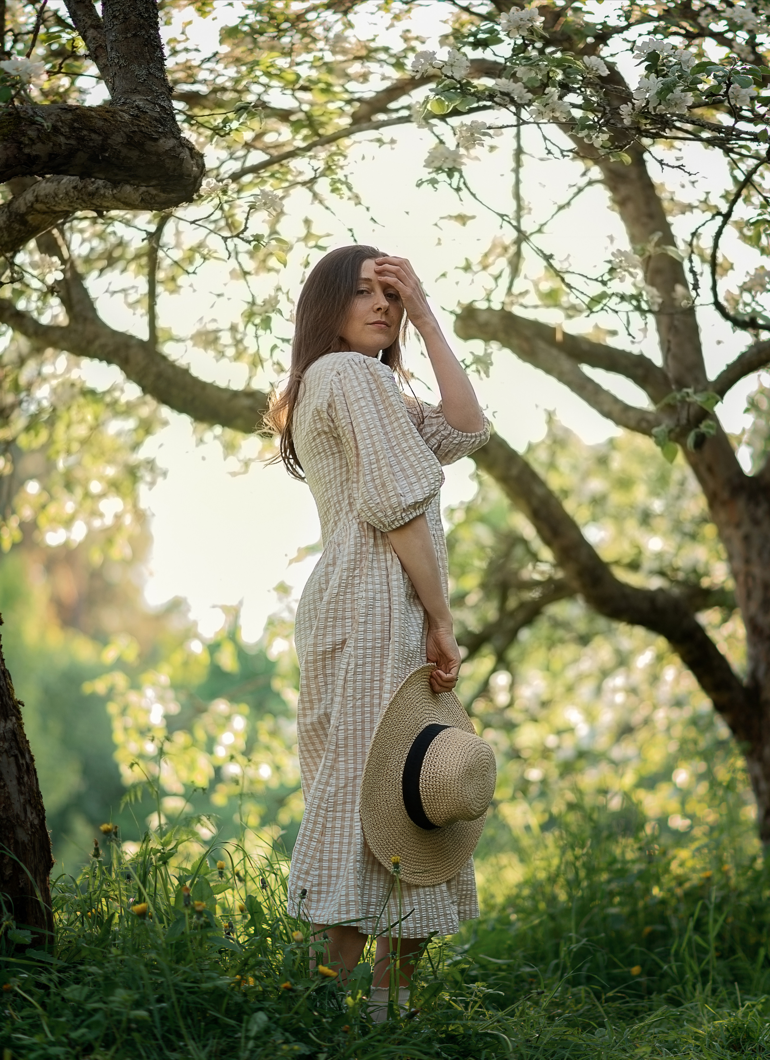 В яблонях. Детский и семейный фотограф в финляндии дина пулкка. контент фотограф