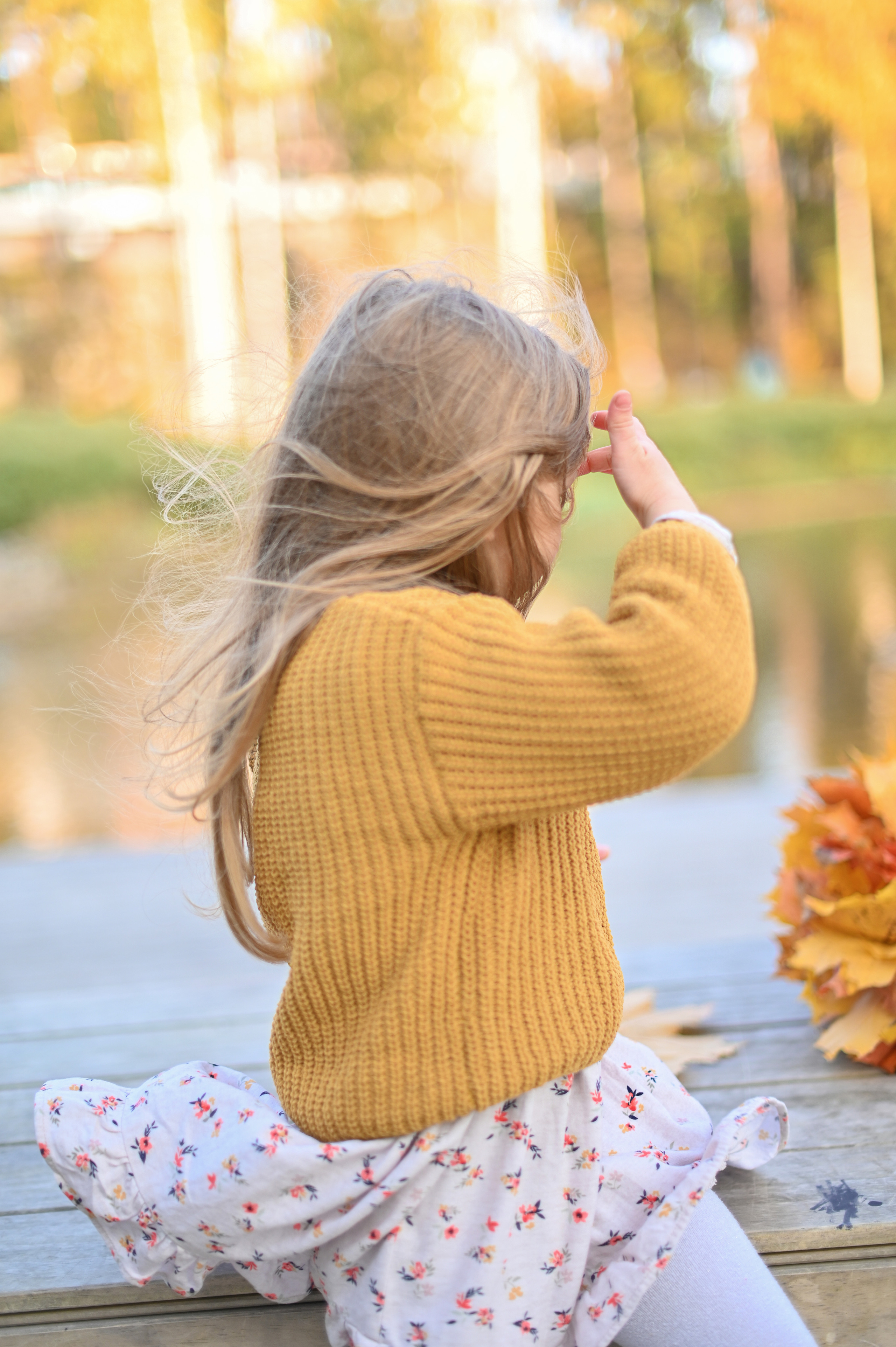 Мама и дочь в осеннем парке на прогулке. Детский и семейный фотограф в финляндии дина пулкка. контент фотограф