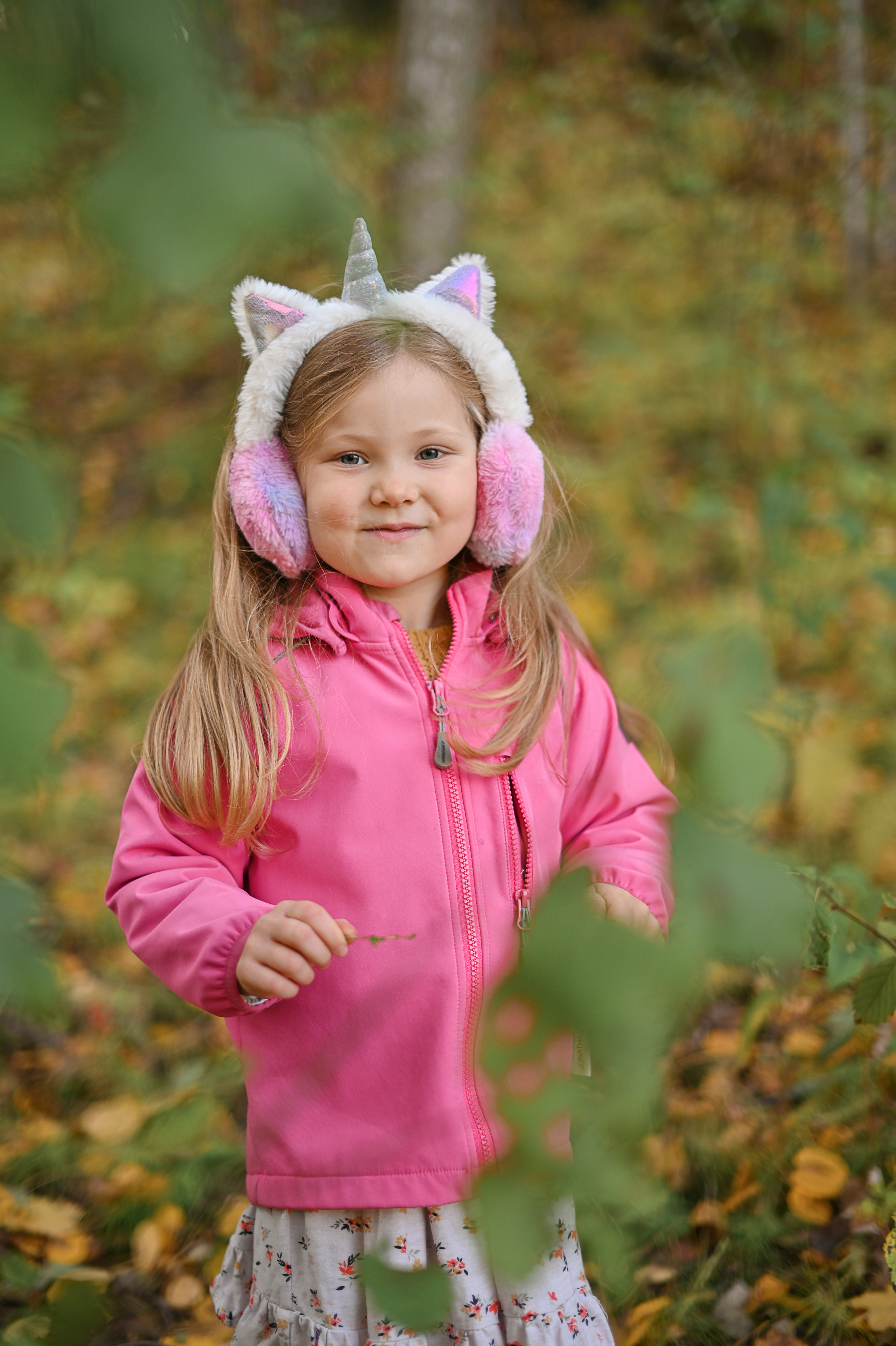 Мама и дочь в осеннем парке на прогулке. Детский и семейный фотограф в финляндии дина пулкка. контент фотограф