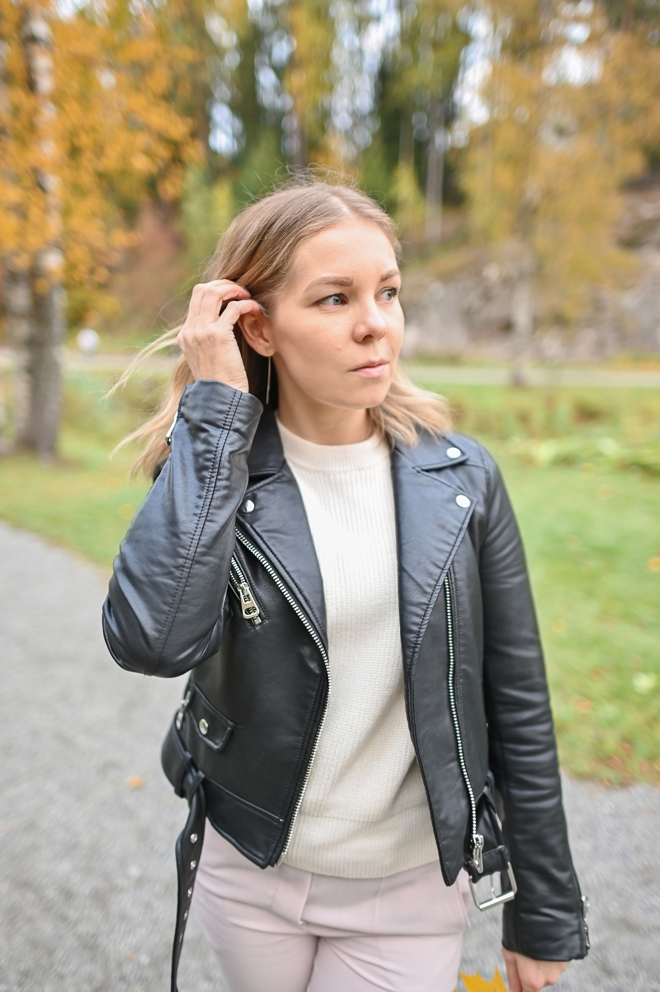 Мама и дочь в осеннем парке на прогулке. Детский и семейный фотограф в финляндии дина пулкка. контент фотограф