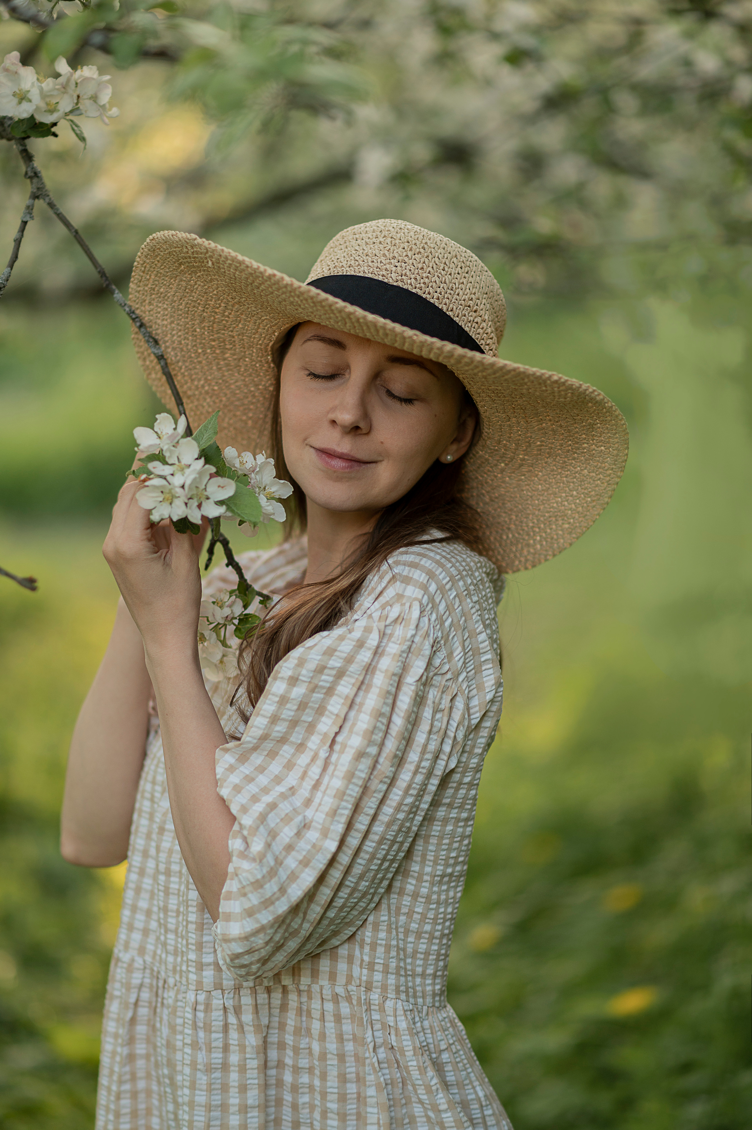 В яблонях. Детский и семейный фотограф в финляндии дина пулкка. контент фотограф