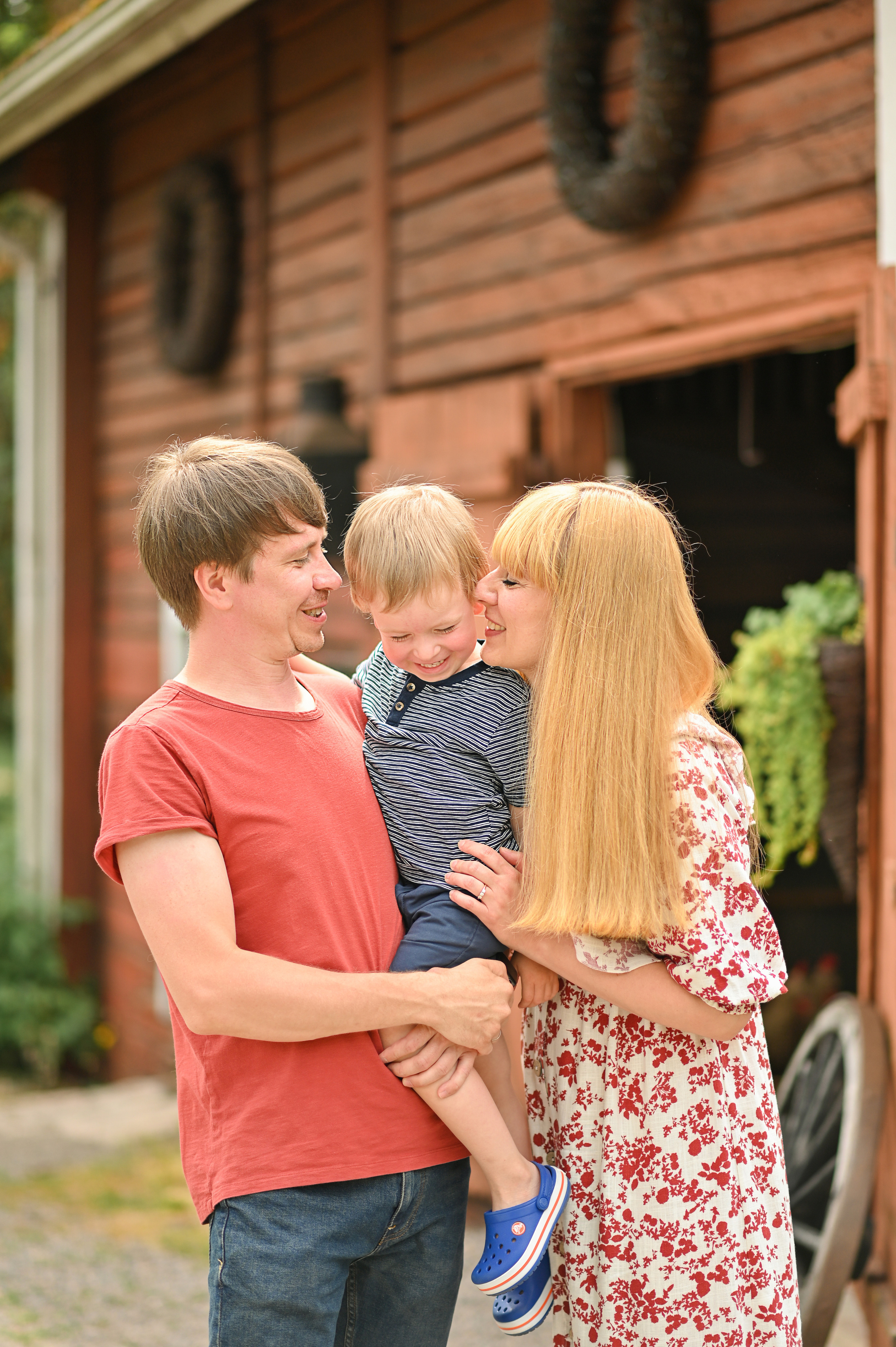 Семья в Koiramäen Pajutalli. Детский и семейный фотограф в финляндии дина пулкка. контент фотограф