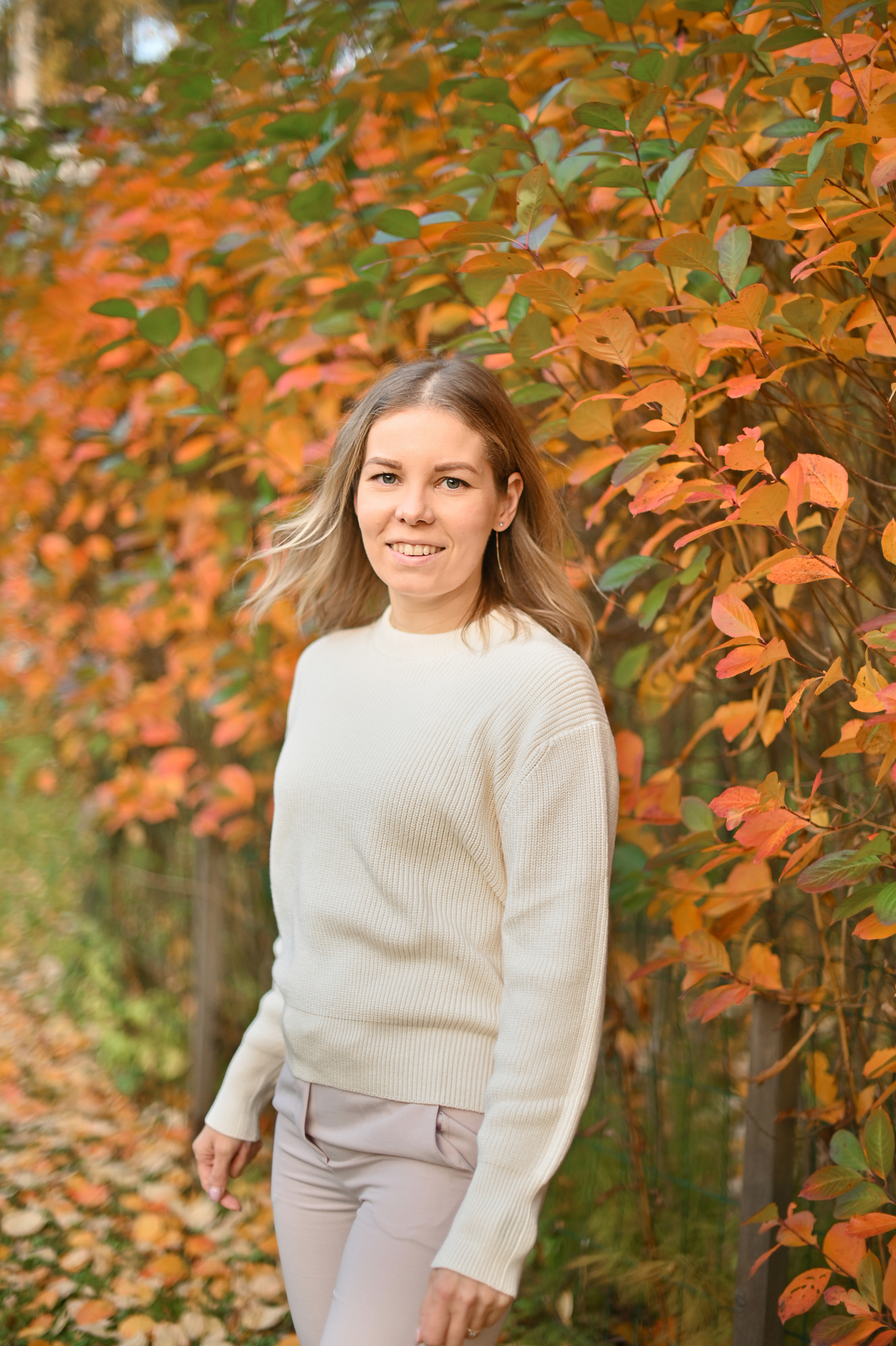 Мама и дочь в осеннем парке на прогулке. Детский и семейный фотограф в финляндии дина пулкка. контент фотограф