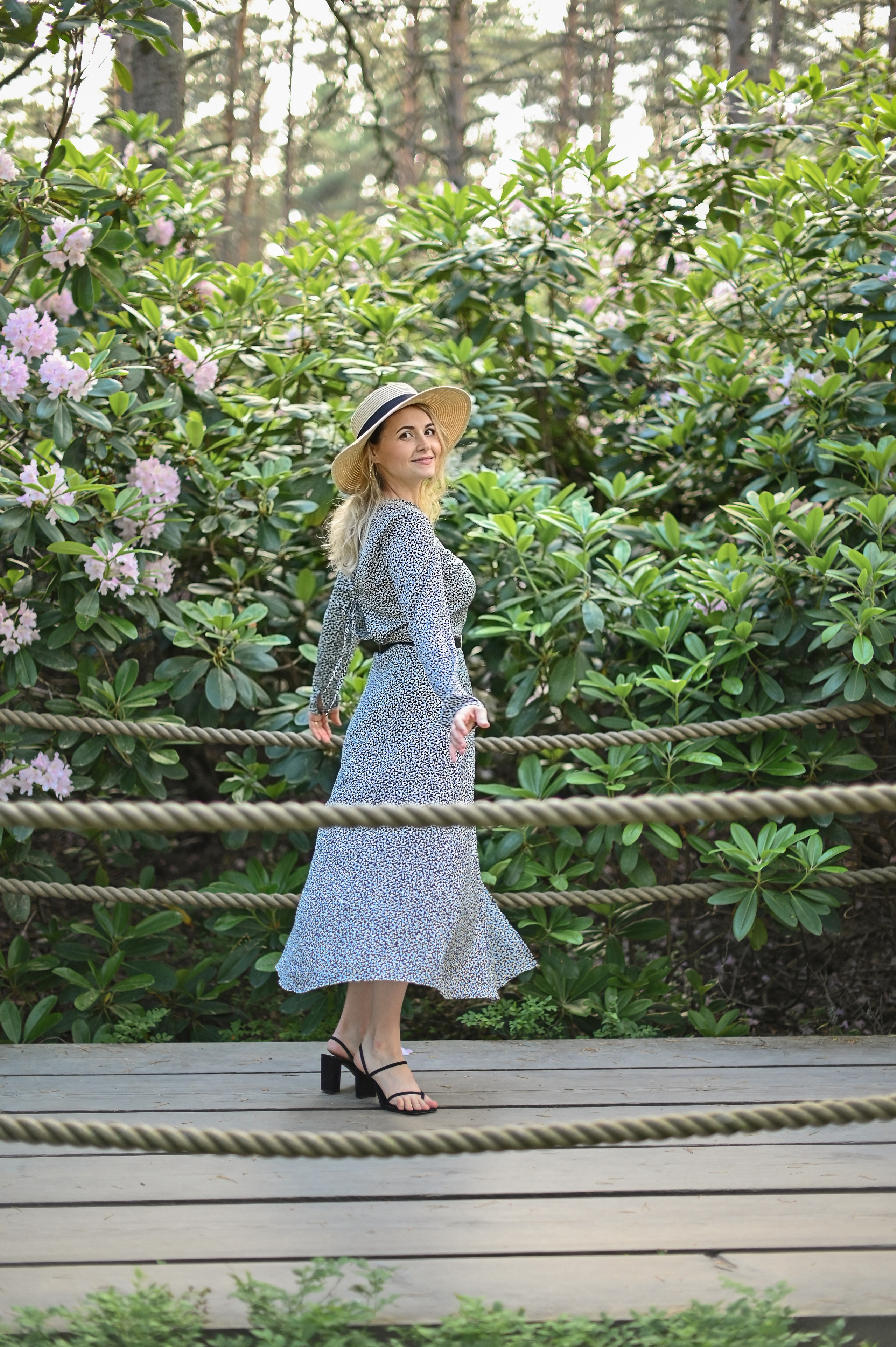 Семья в парке Рододендронов. Детский и семейный фотограф в финляндии дина пулкка. контент фотограф