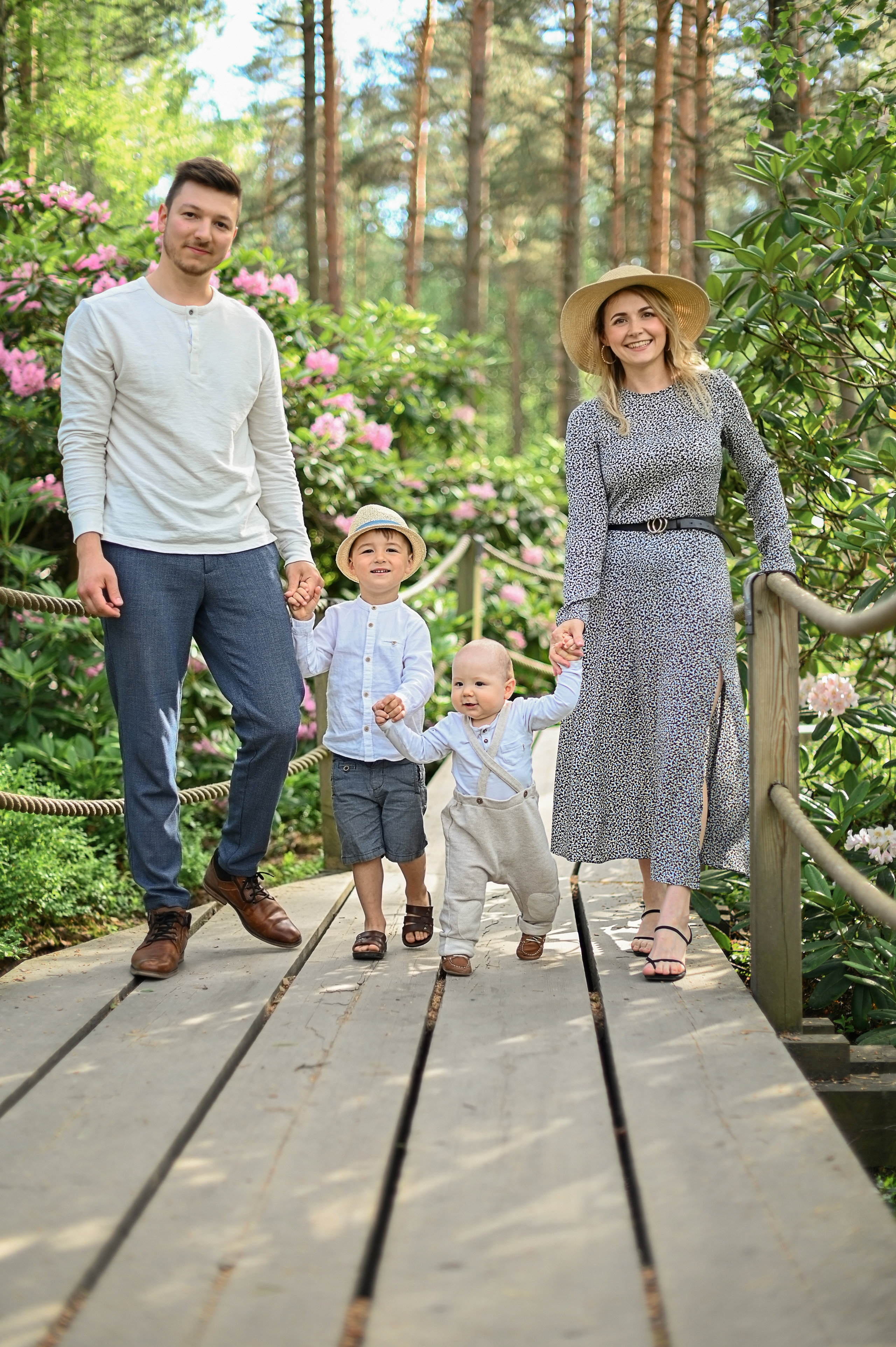 Семья в парке Рододендронов. Детский и семейный фотограф в финляндии дина пулкка. контент фотограф