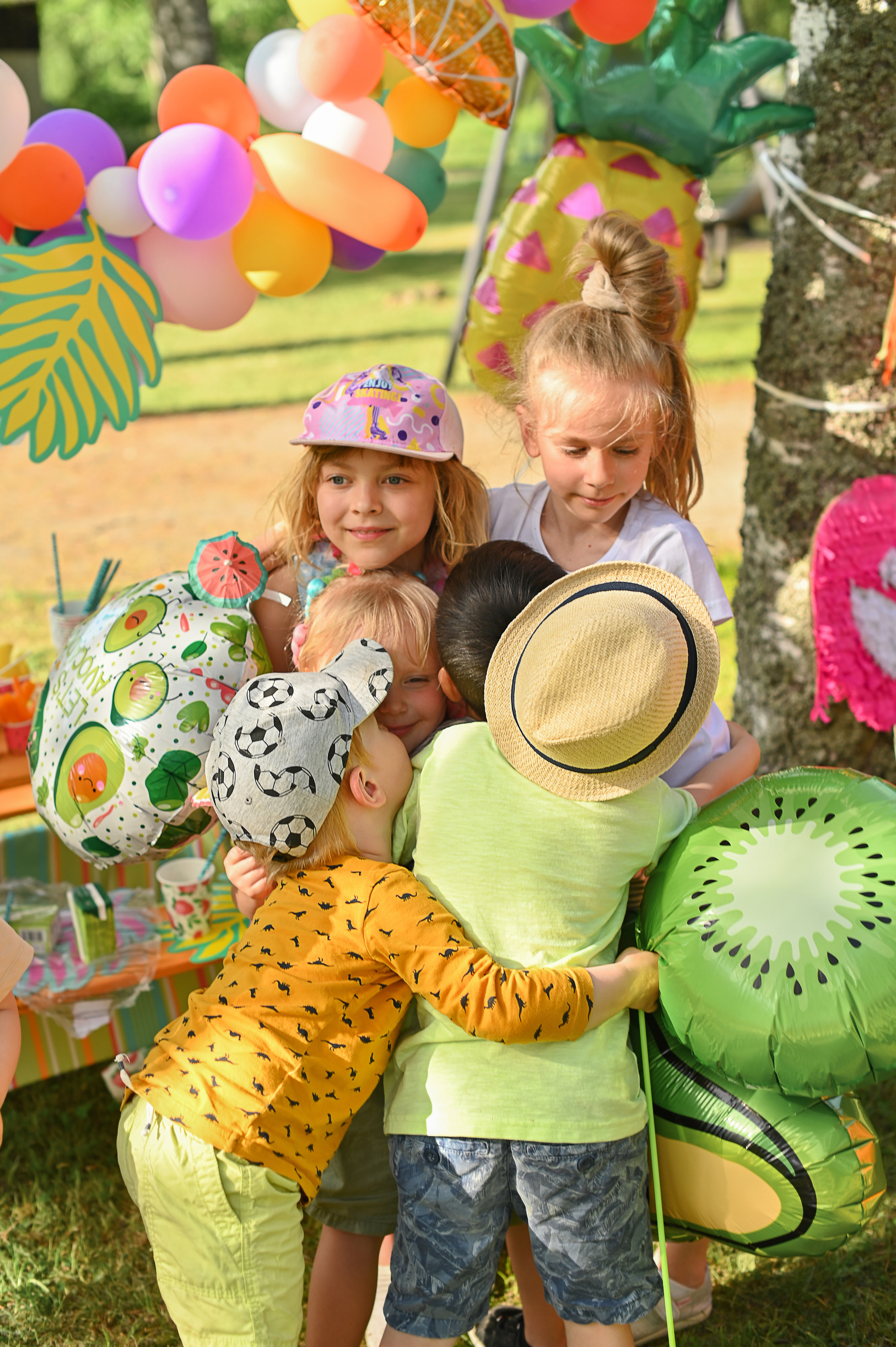 Адель 4 года. Гавайская вечеринка во дворе многоквартирного дома. Детский и семейный фотограф в финляндии дина пулкка. контент фотограф