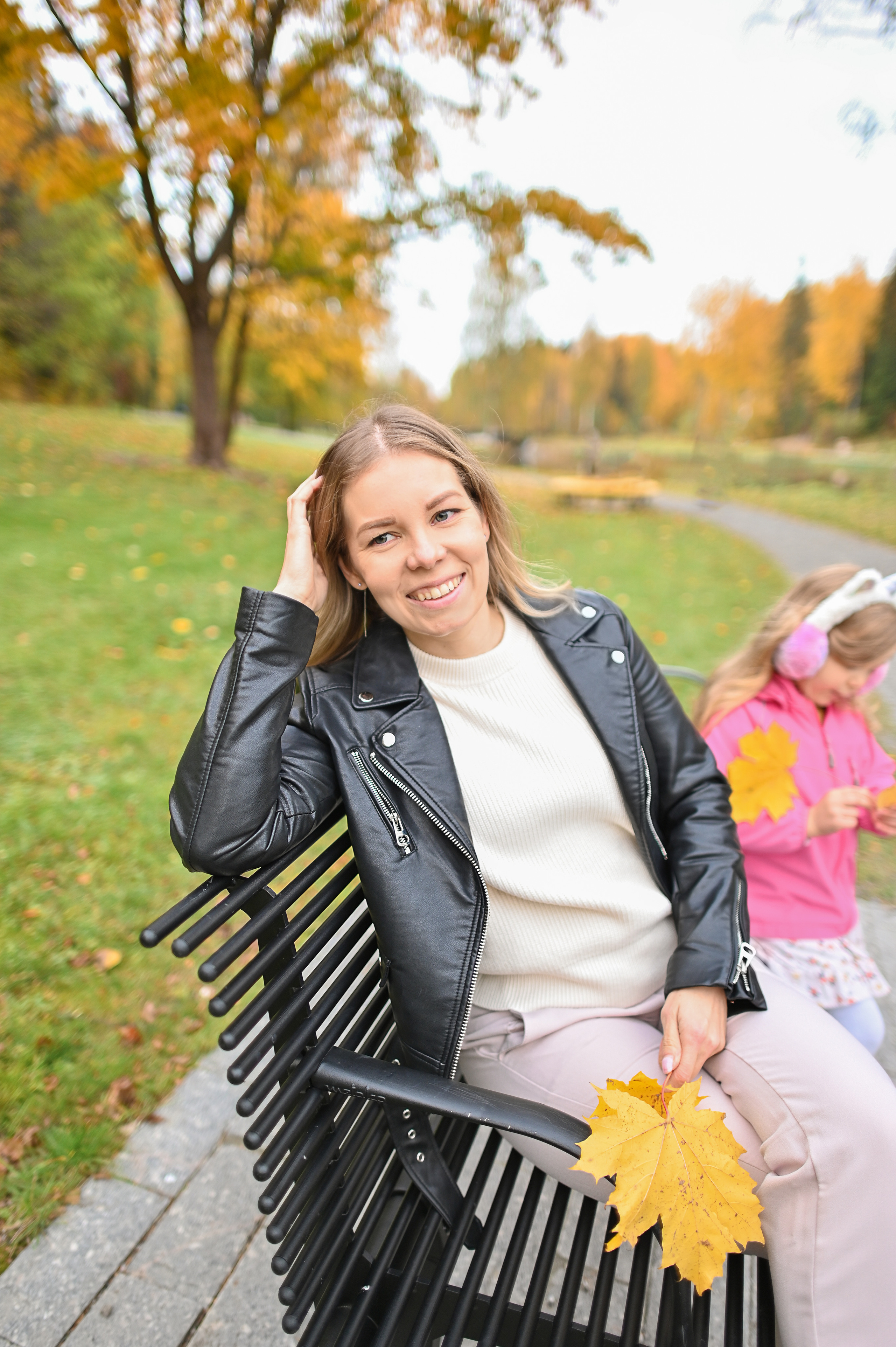 Мама и дочь в осеннем парке на прогулке. Детский и семейный фотограф в финляндии дина пулкка. контент фотограф