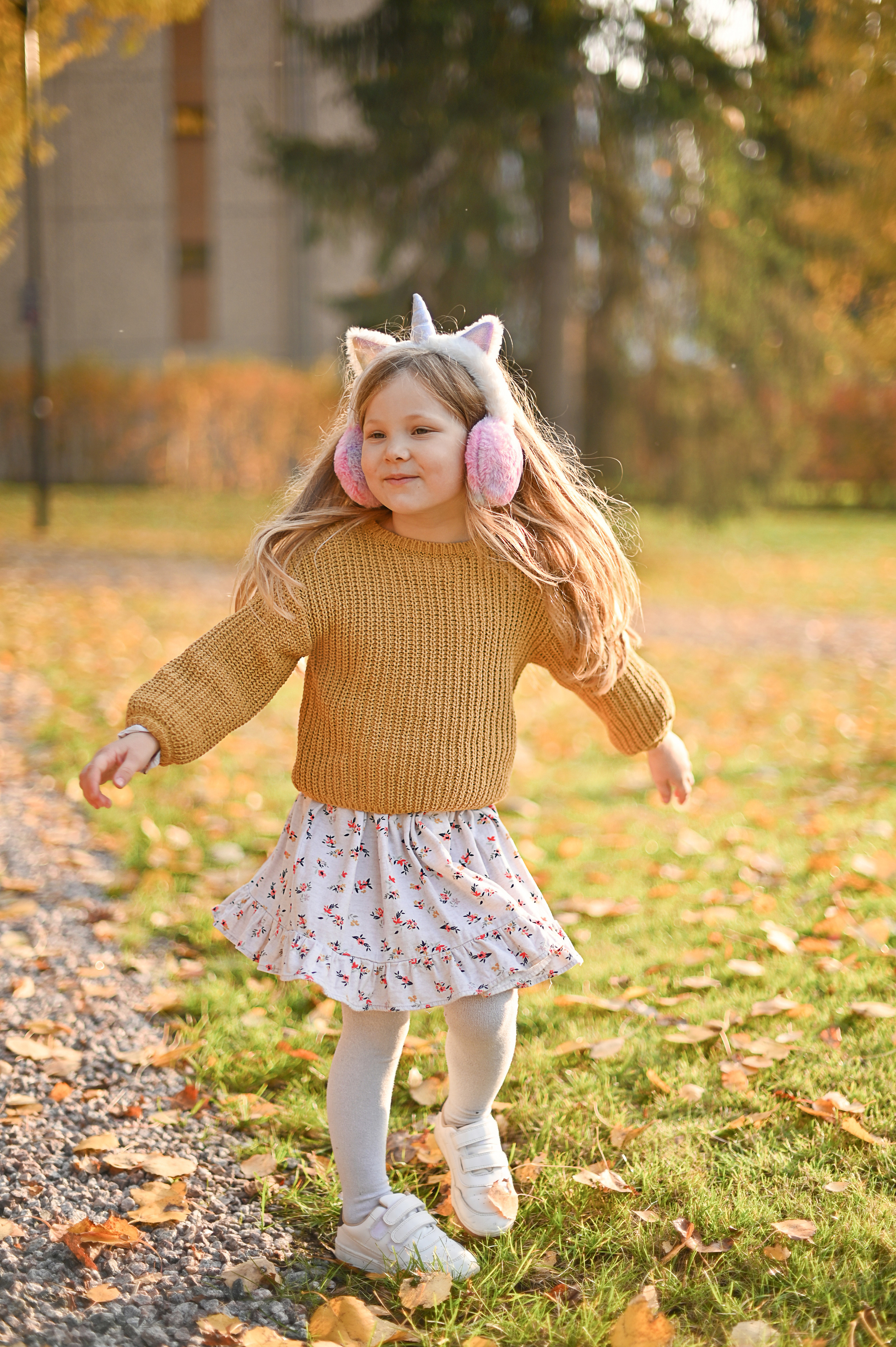 Мама и дочь в осеннем парке на прогулке. Детский и семейный фотограф в финляндии дина пулкка. контент фотограф