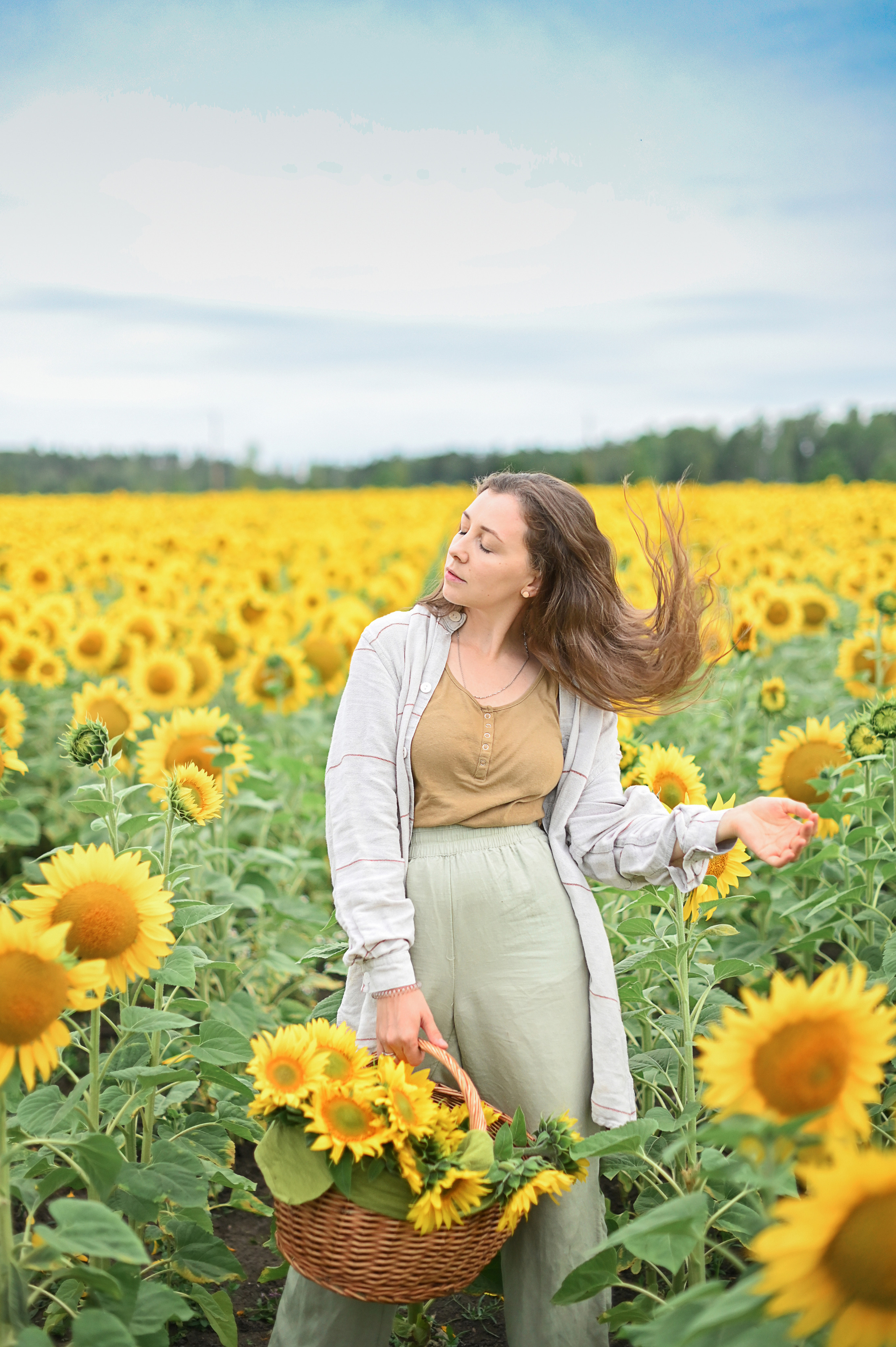 Дина с детьми в подсолнухах. Детский и семейный фотограф в финляндии дина пулкка. контент фотограф
