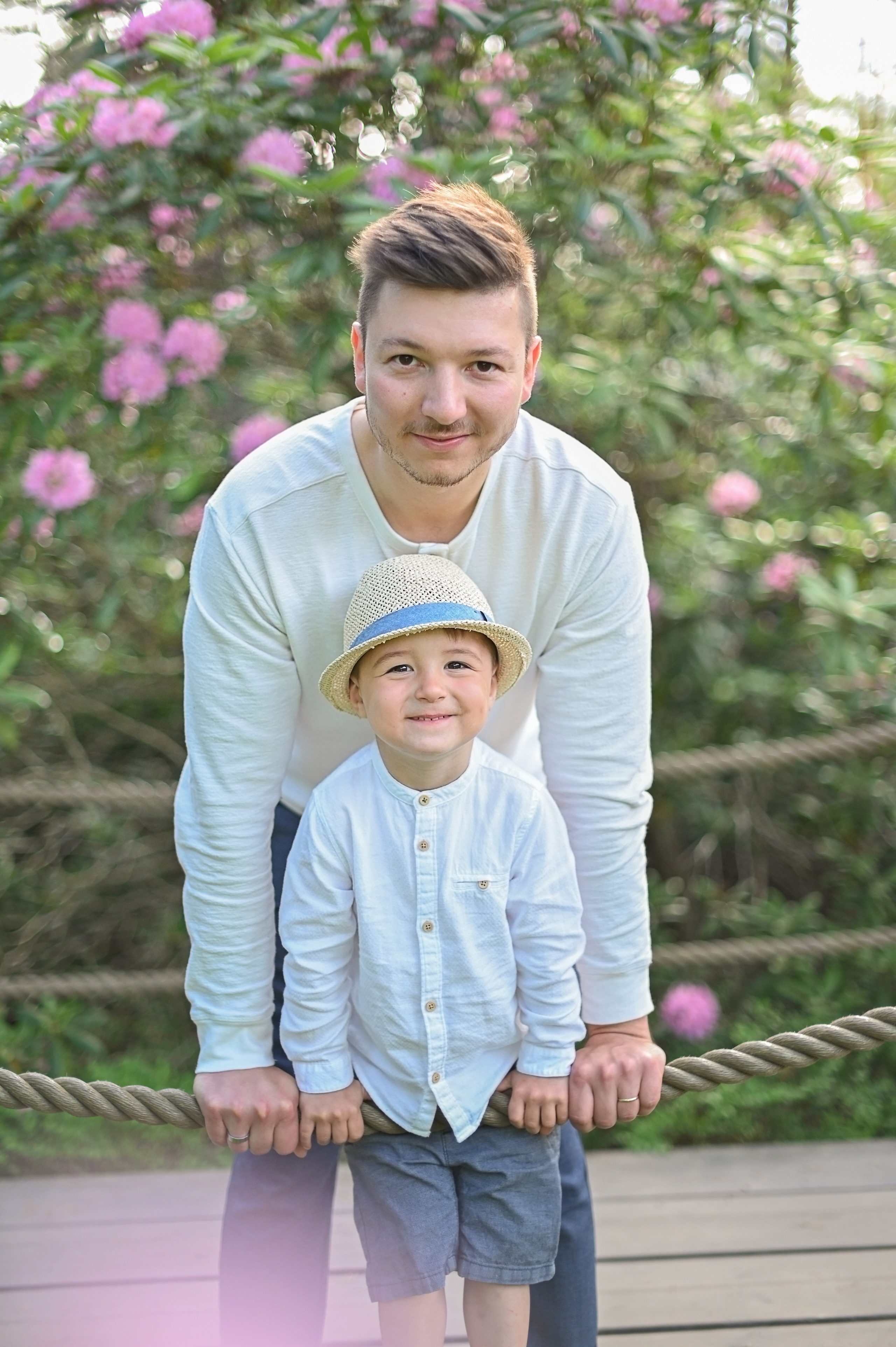 Семья в парке Рододендронов. Детский и семейный фотограф в финляндии дина пулкка. контент фотограф