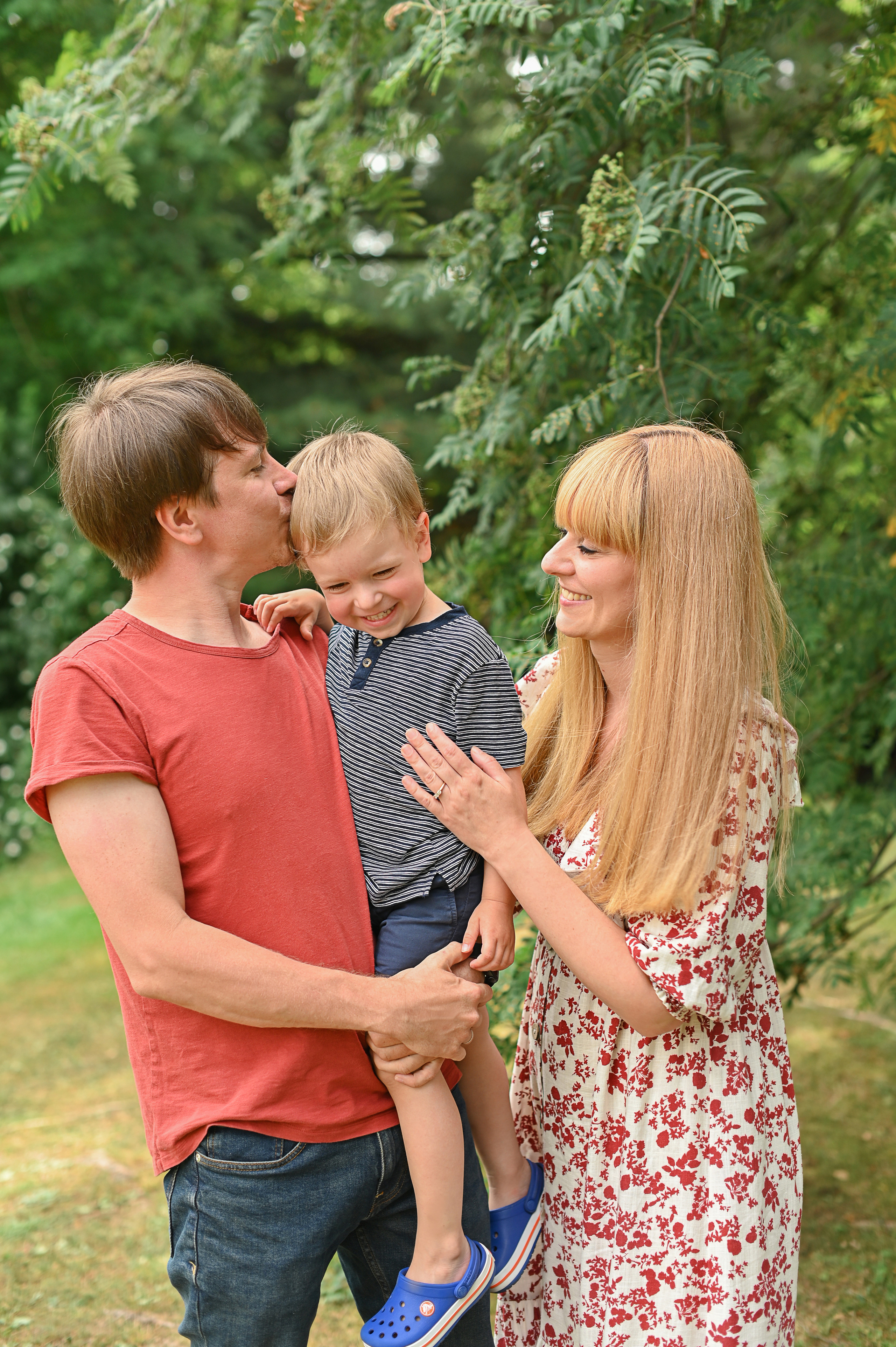 Семья в Koiramäen Pajutalli. Детский и семейный фотограф в финляндии дина пулкка. контент фотограф