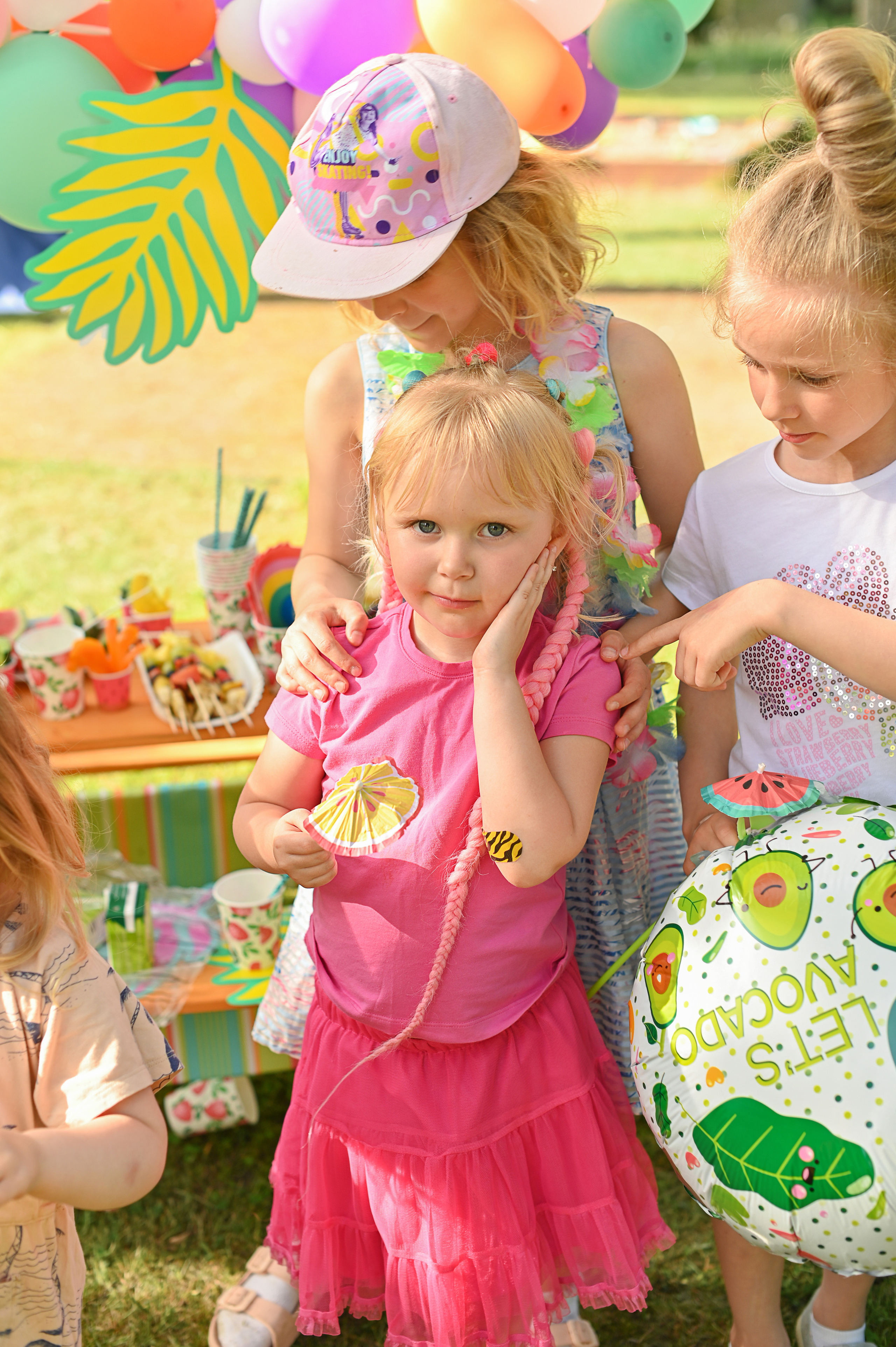 Адель 4 года. Гавайская вечеринка во дворе многоквартирного дома. Детский и семейный фотограф в финляндии дина пулкка. контент фотограф