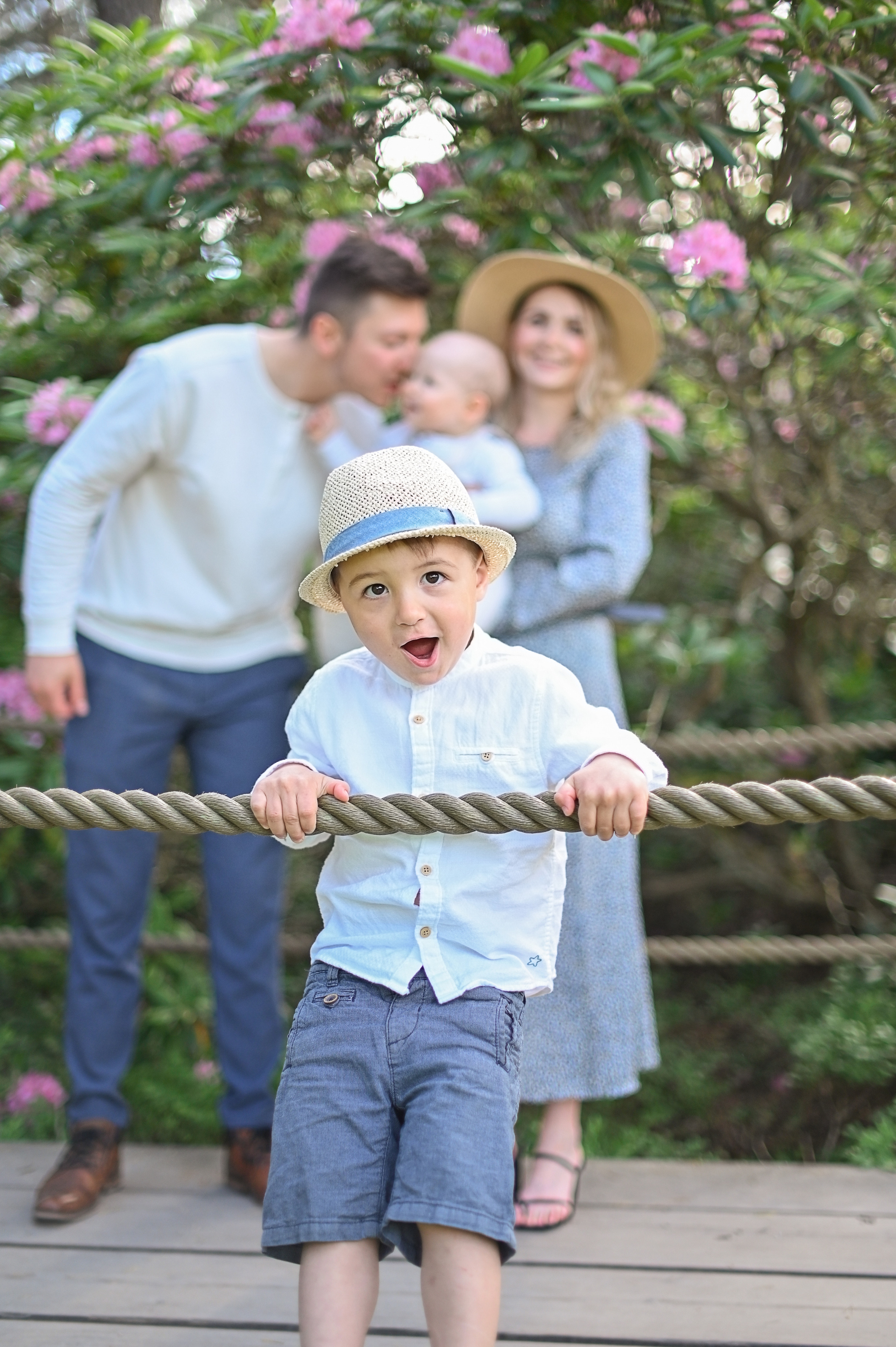 Семья в парке Рододендронов. Детский и семейный фотограф в финляндии дина пулкка. контент фотограф