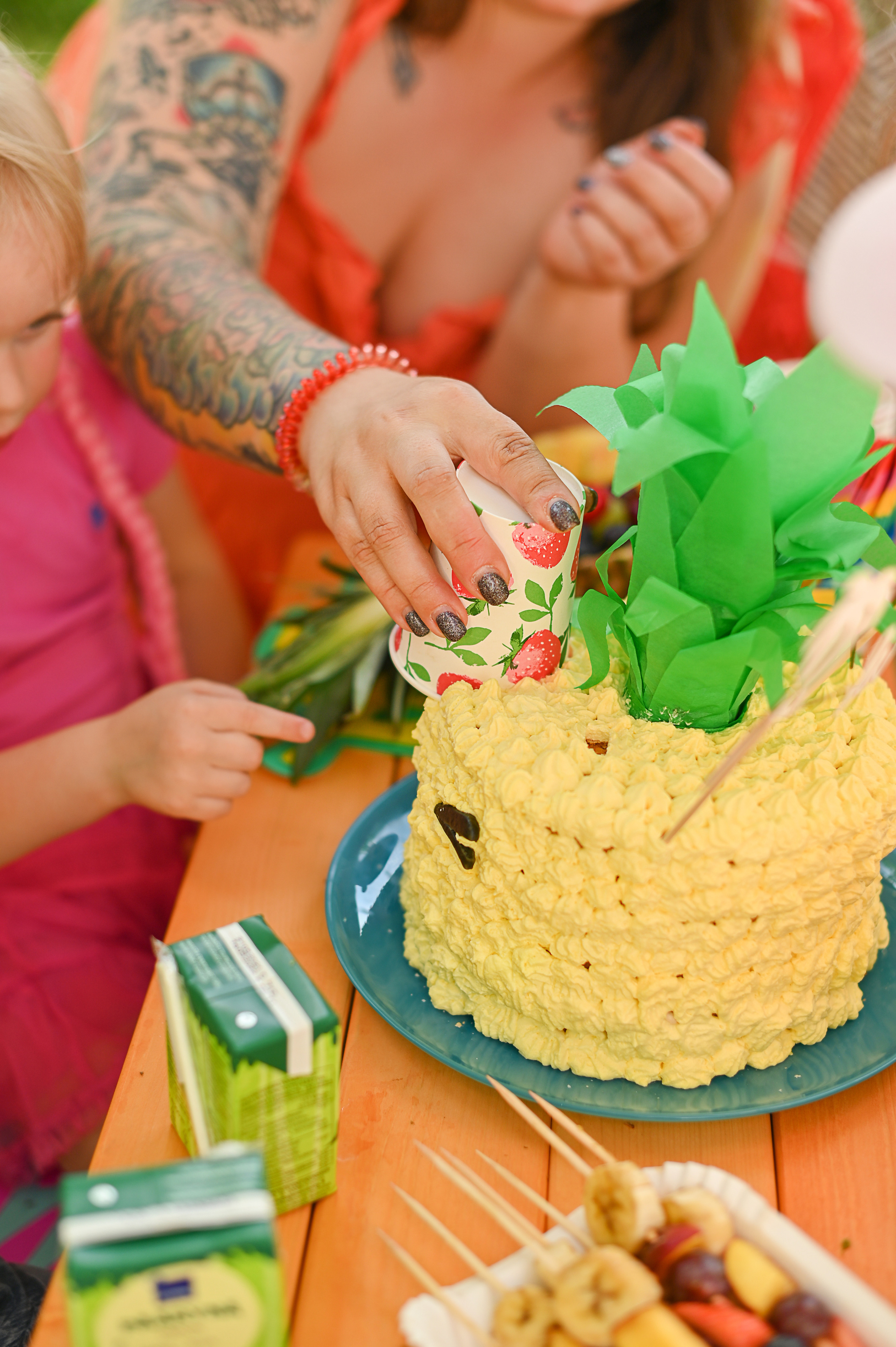 Адель 4 года. Гавайская вечеринка во дворе многоквартирного дома. Детский и семейный фотограф в финляндии дина пулкка. контент фотограф