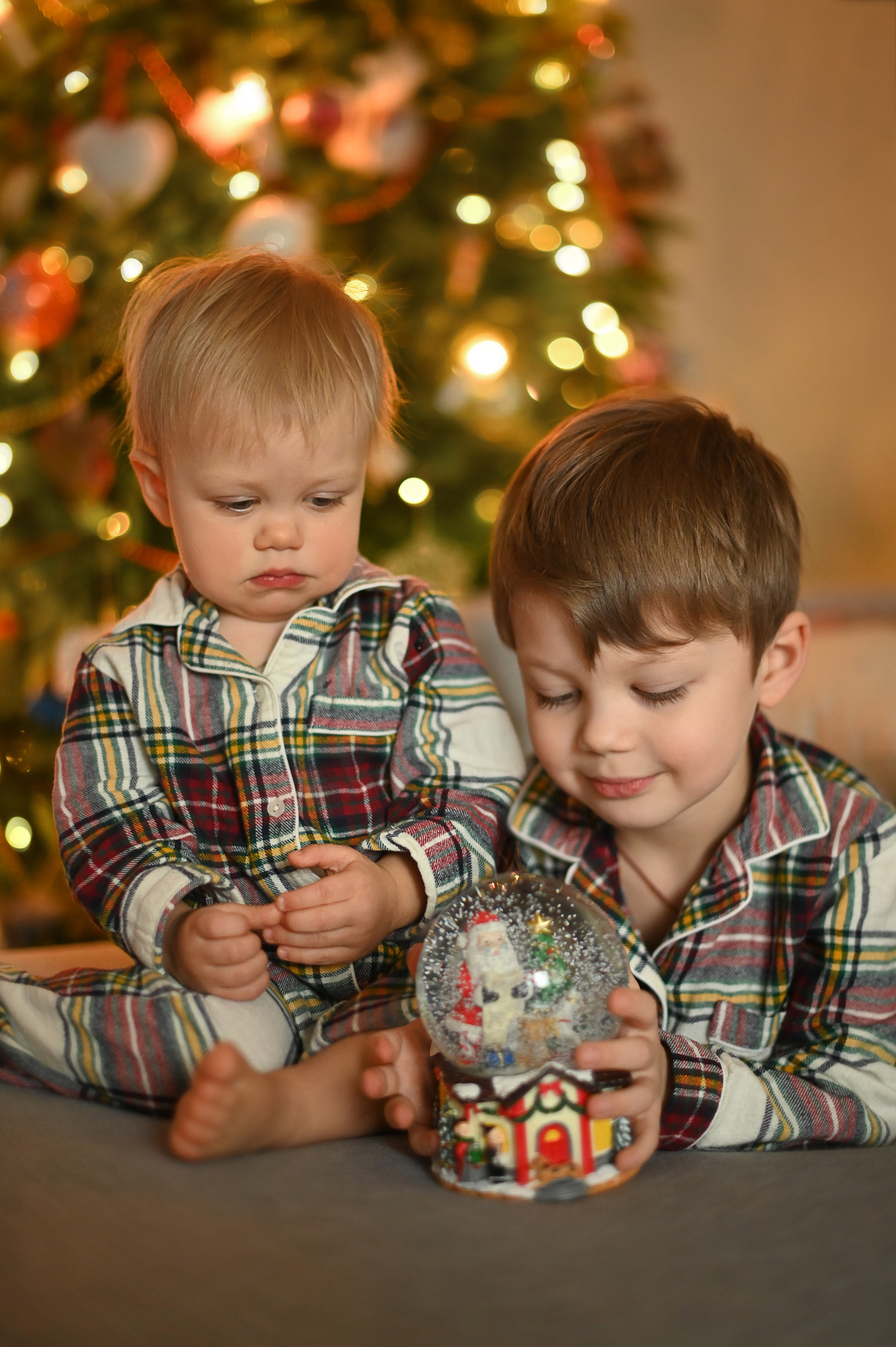 Братья встречают Рождество. Детский и семейный фотограф в финляндии дина пулкка. контент фотограф