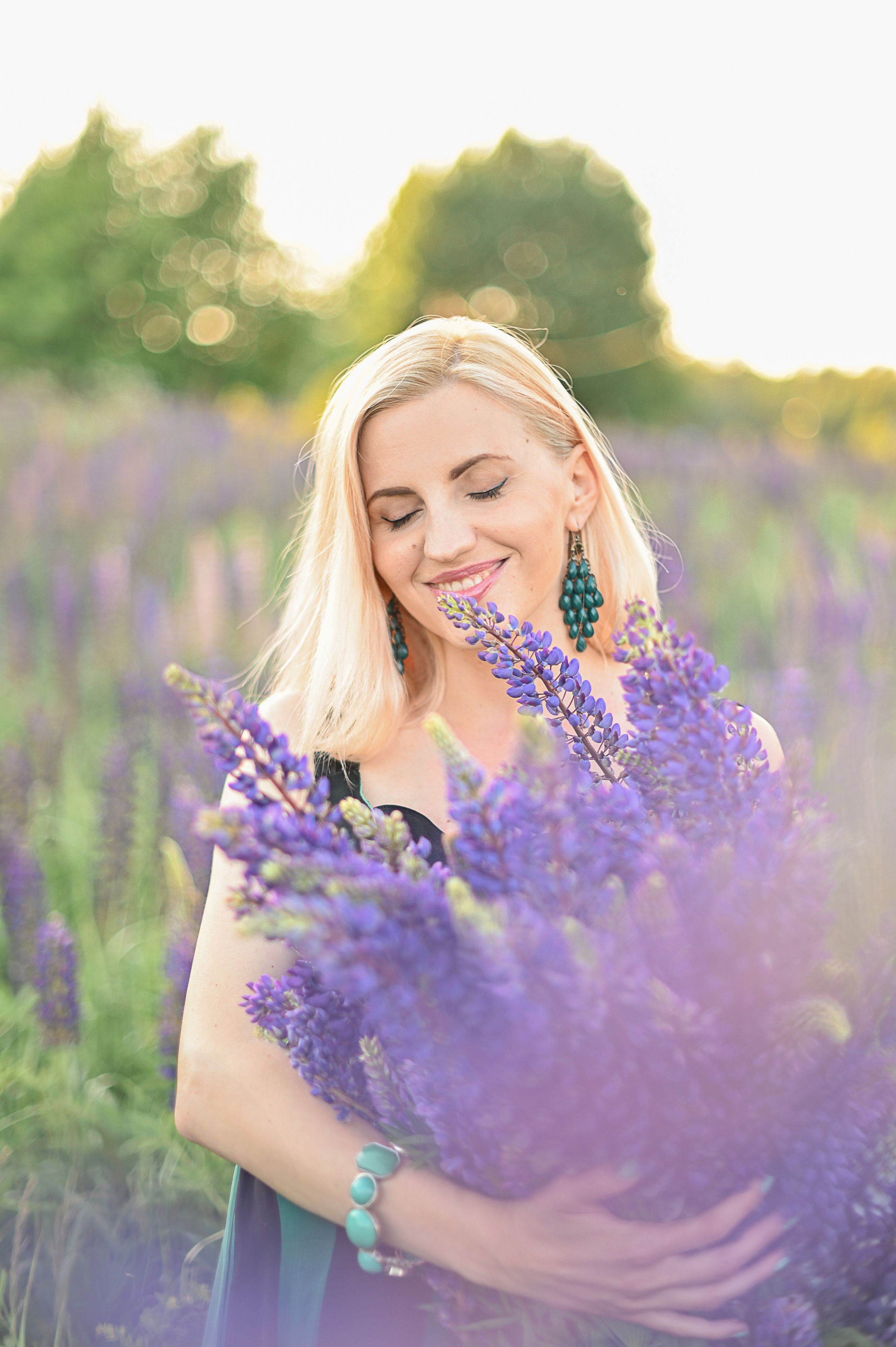 Юлия в люпинах. Детский и семейный фотограф в финляндии дина пулкка. контент фотограф