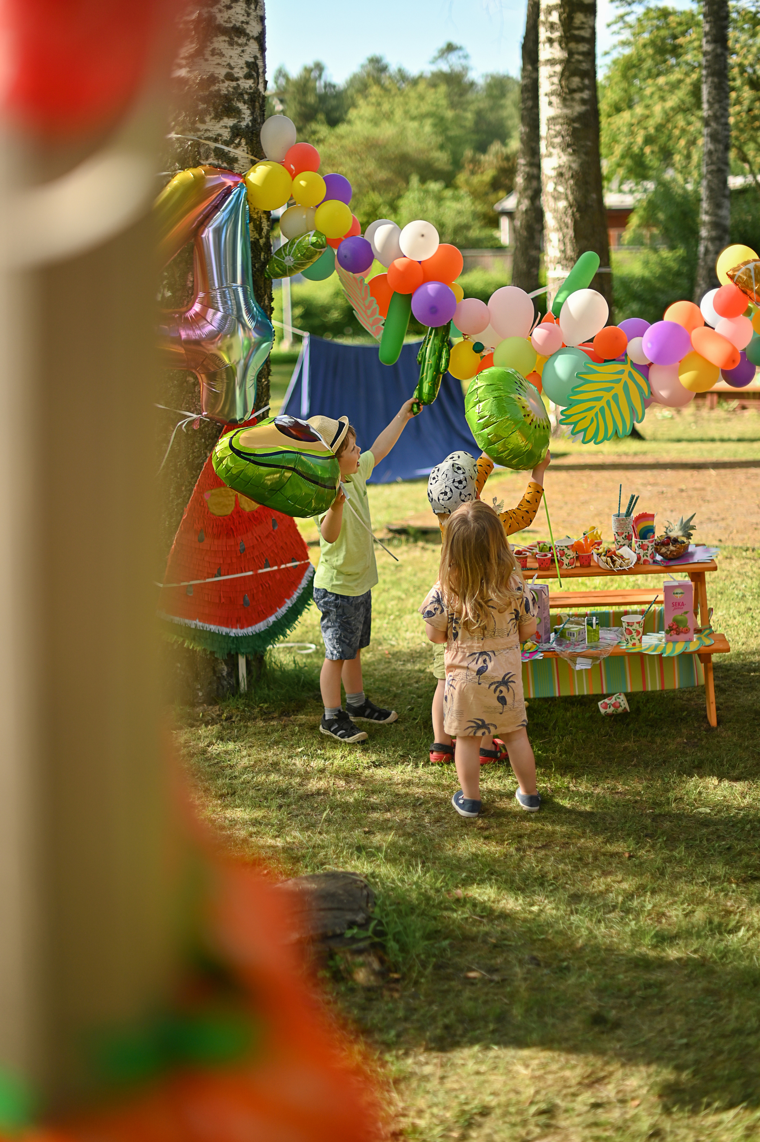 Адель 4 года. Гавайская вечеринка во дворе многоквартирного дома. Детский и семейный фотограф в финляндии дина пулкка. контент фотограф