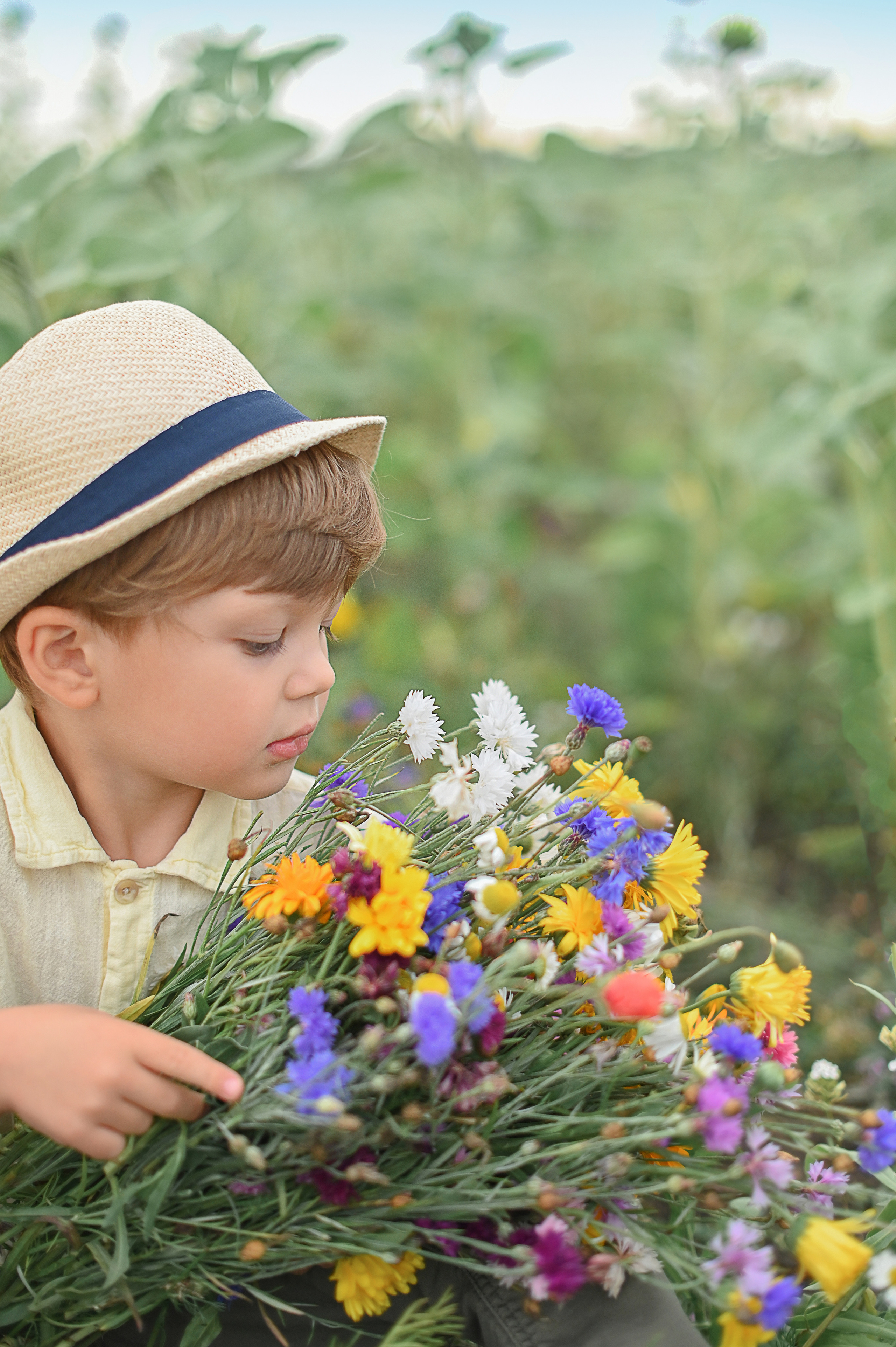 Дина с детьми в подсолнухах. Детский и семейный фотограф в финляндии дина пулкка. контент фотограф