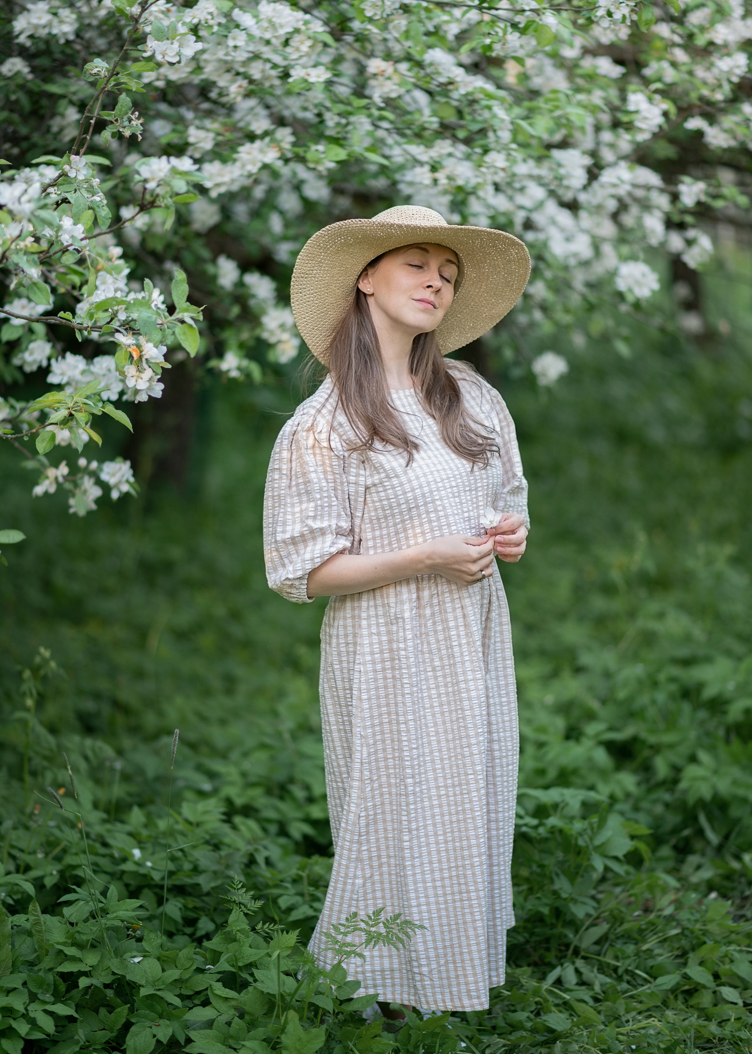 В яблонях. Детский и семейный фотограф в финляндии дина пулкка. контент фотограф
