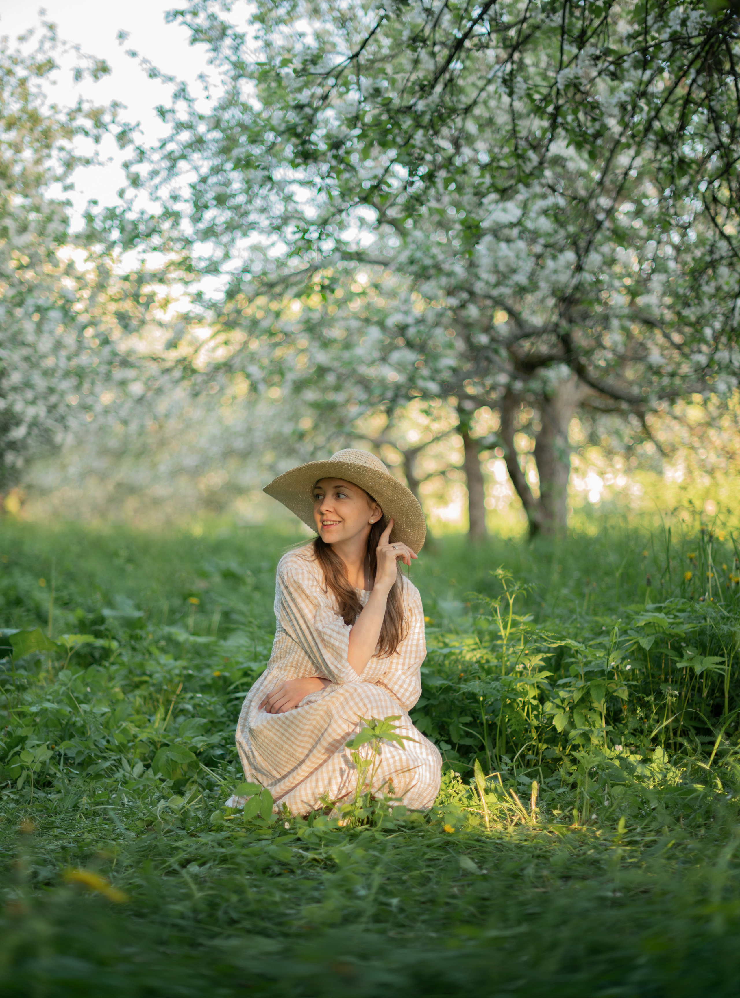 В яблонях. Детский и семейный фотограф в финляндии дина пулкка. контент фотограф