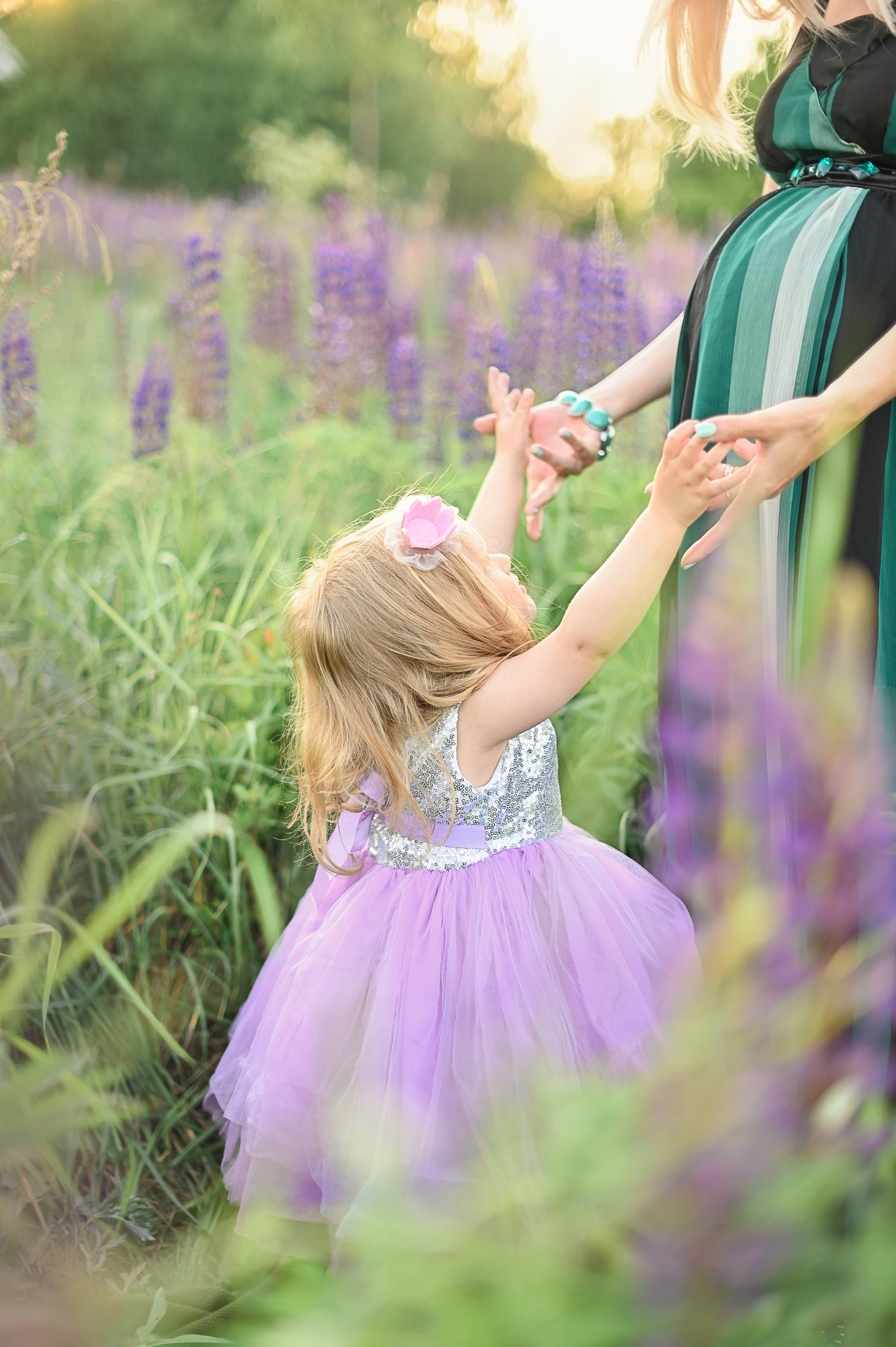 Юлия в люпинах. Детский и семейный фотограф в финляндии дина пулкка. контент фотограф