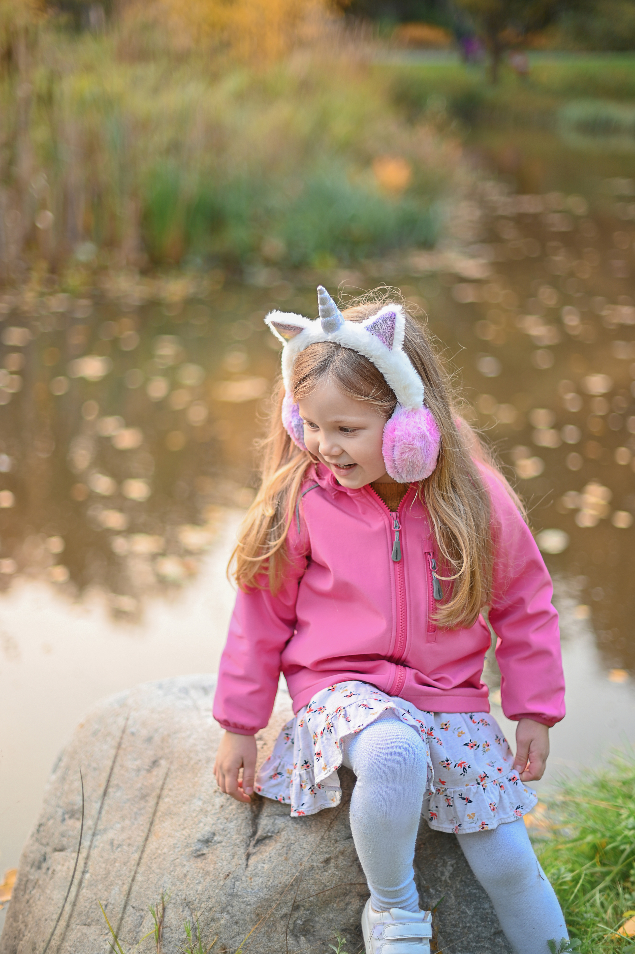 Мама и дочь в осеннем парке на прогулке. Детский и семейный фотограф в финляндии дина пулкка. контент фотограф