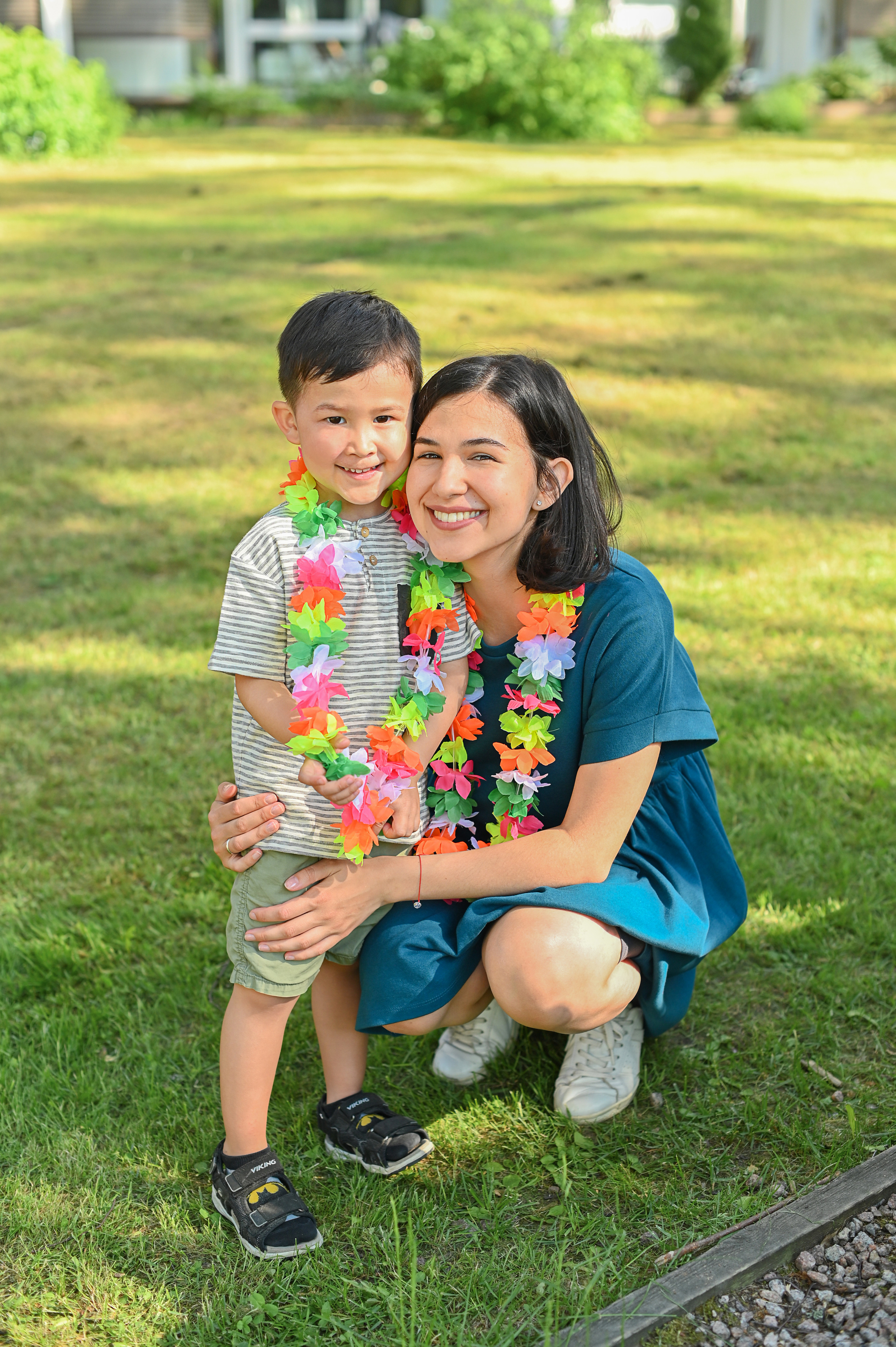Адель 4 года. Гавайская вечеринка во дворе многоквартирного дома. Детский и семейный фотограф в финляндии дина пулкка. контент фотограф