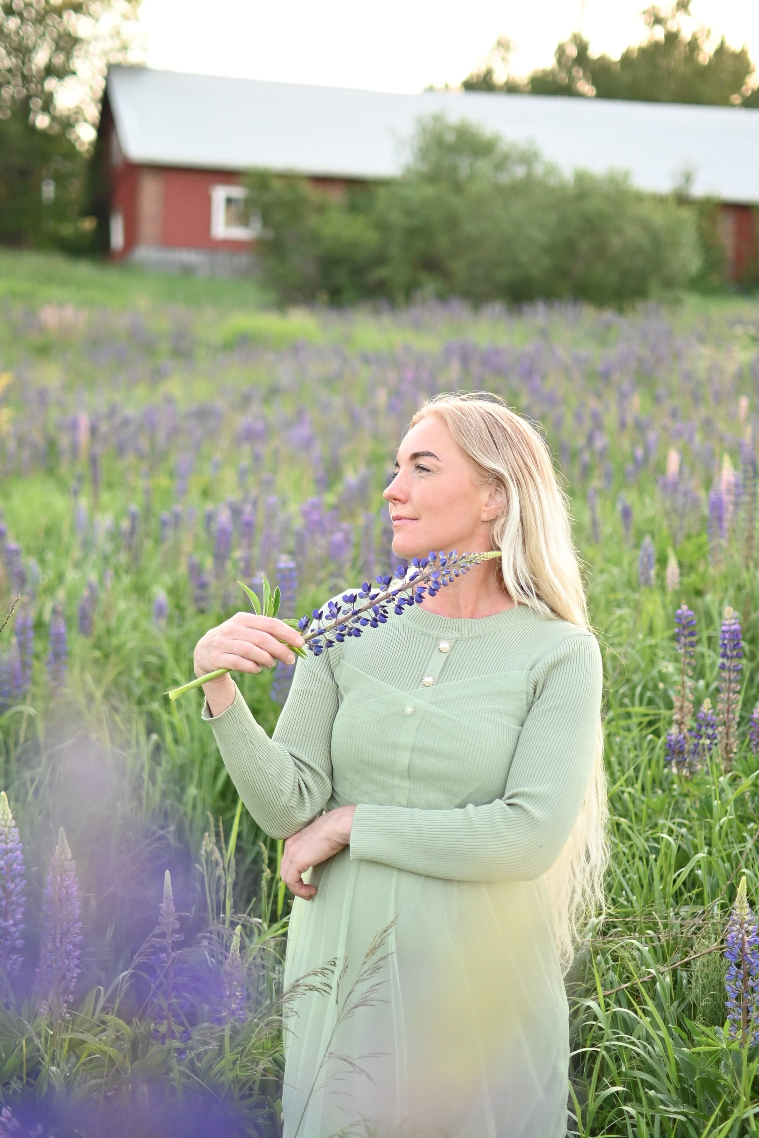 Марина с детьми в люпинах. Детский и семейный фотограф в финляндии дина пулкка. контент фотограф