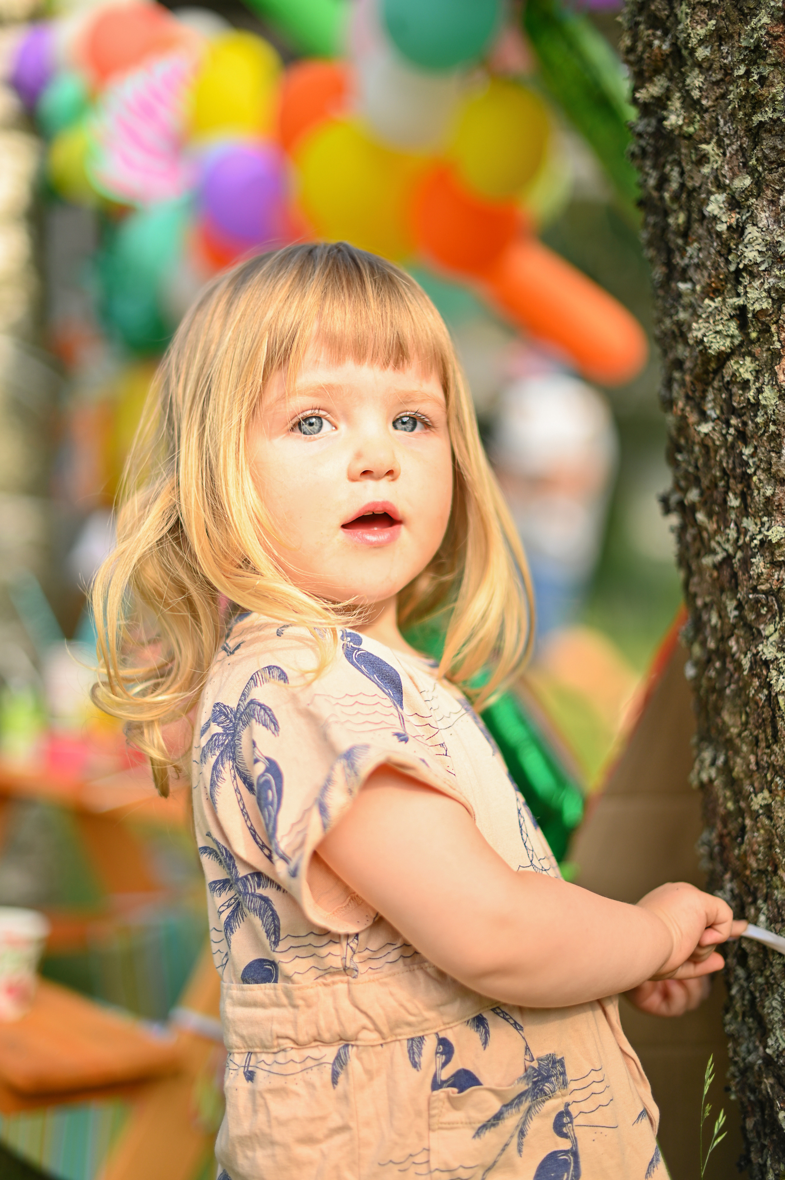 Адель 4 года. Гавайская вечеринка во дворе многоквартирного дома. Детский и семейный фотограф в финляндии дина пулкка. контент фотограф