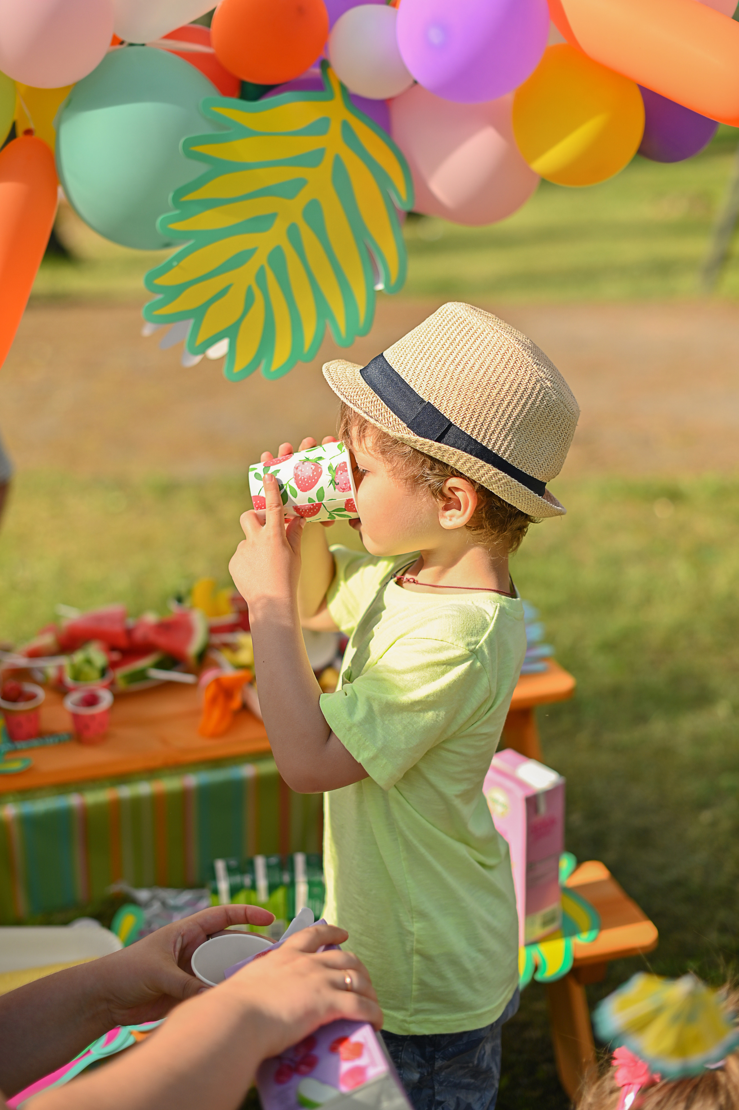 Адель 4 года. Гавайская вечеринка во дворе многоквартирного дома. Детский и семейный фотограф в финляндии дина пулкка. контент фотограф